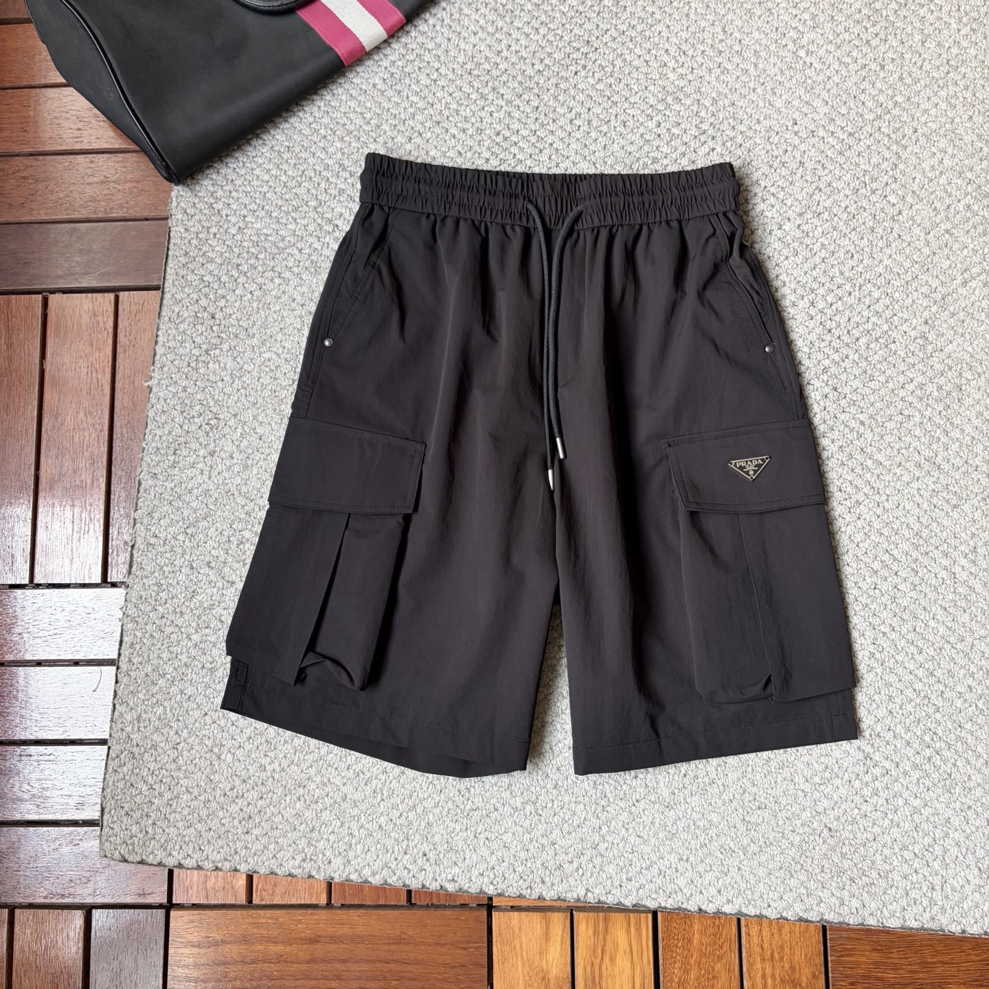 NO:916082,Pula *26ss new summer men's casual work shorts, advanced custom-made summer special technology quick-drying breathable fabric, high breathability and comfort, impeccable details, customized development of accessories, what you see is what you get, reflecting high quality. It feels delicate and soft!  Three-dimensional cutting, simple and fashionable, and the upper body shape is awesome!  Size M-4XL,,prada,shorts,19860909普拉 *26ss夏季新款男士休闲工装短裤 高级定制夏季专用科技速干透气面料 透气舒适度高,细节无可挑剔,辅料定制开发,所见即所得,体现高品质.手感细腻柔软！立体裁剪,简单时尚,上身版型超赞！码数M-4XL,,prada,shorts,,Men's clothing