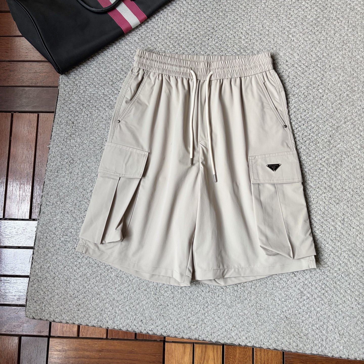 NO:916086,Pula *26ss new summer men's casual work shorts, advanced custom-made summer special technology quick-drying breathable fabric, high breathability and comfort, impeccable details, customized development of accessories, what you see is what you get, reflecting high quality. It feels delicate and soft!  Three-dimensional cutting, simple and fashionable, and the upper body shape is awesome!  Size M-4XL,,prada,shorts,19860909普拉 *26ss夏季新款男士休闲工装短裤 高级定制夏季专用科技速干透气面料 透气舒适度高,细节无可挑剔,辅料定制开发,所见即所得,体现高品质.手感细腻柔软！立体裁剪,简单时尚,上身版型超赞！码数M-4XL,,prada,shorts,,Men's clothing