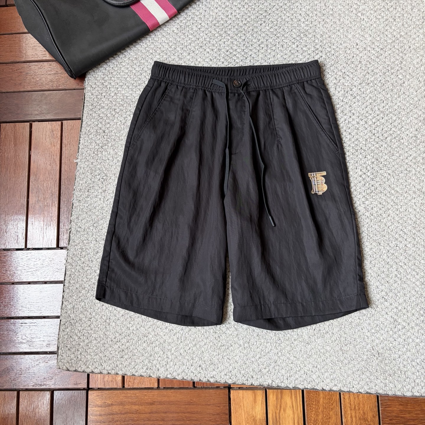 NO:906207,Baba 26ss summer new men's casual work shorts, advanced custom-made summer special technical quick-drying breathable fabric, high breathability and comfort, impeccable details, customized development of accessories, what you see is what you get, reflecting high quality. It feels delicate and soft!  Three-dimensional cutting, simple and fashionable, and the upper body shape is awesome!  Size M-4XL,,burberry,shorts,19860909巴宝 26ss夏季新款男士休闲工装短裤 高级定制夏季专用科技速干透气面料 透气舒适度高,细节无可挑剔,辅料定制开发,所见即所得,体现高品质.手感细腻柔软！立体裁剪,简单时尚,上身版型超赞！码数M-4XL,,burberry,shorts,,Men's clothing