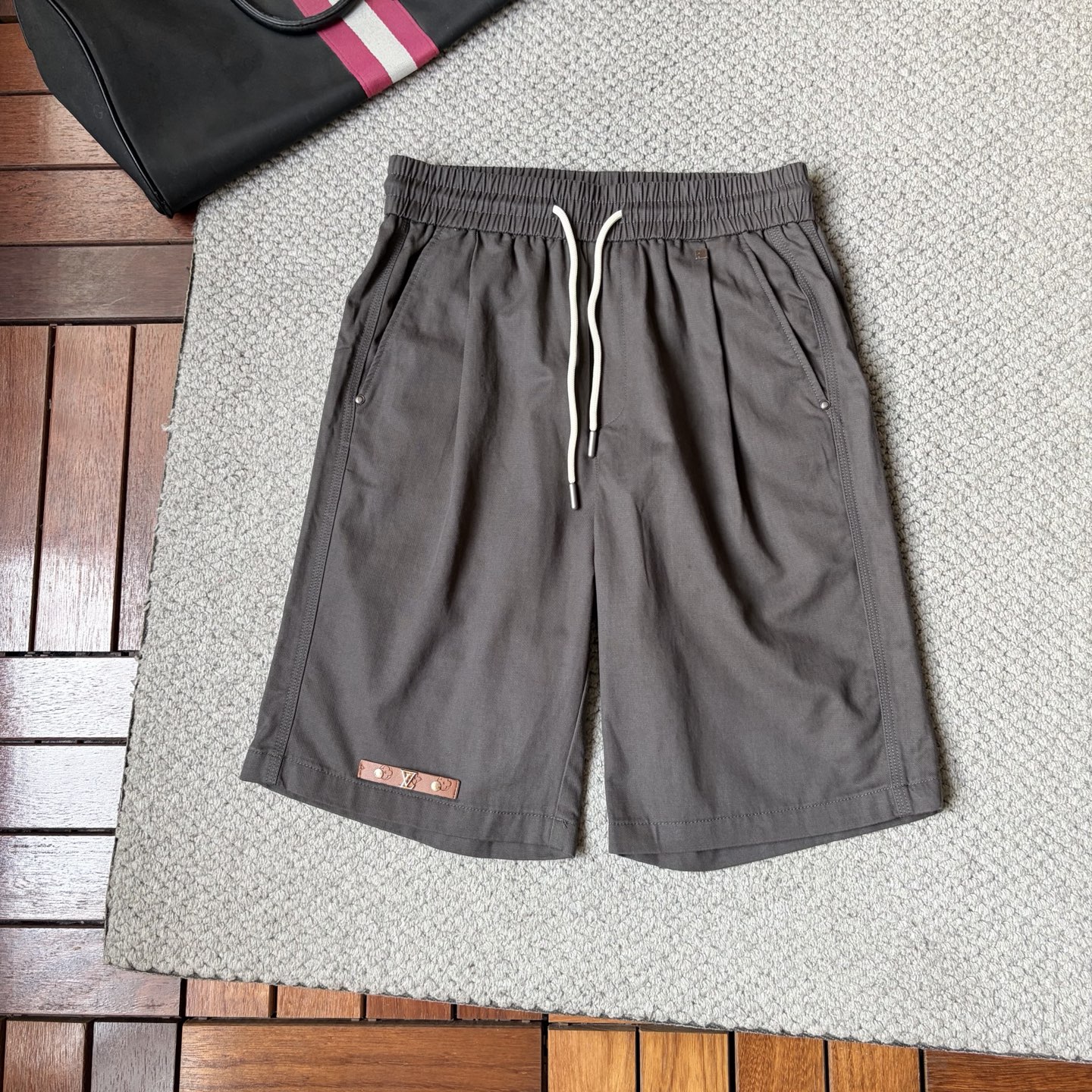 NO:916080,LV *26ss new summer men's casual work shorts, advanced custom-made summer special technology quick-drying breathable fabric, high breathability and comfort, impeccable details, customized development of accessories, what you see is what you get, reflecting high quality. It feels delicate and soft!  Three-dimensional cutting, simple and fashionable, and the upper body shape is awesome!  Size M-4XL,,louis vuitton,shorts,19860909LV *26ss夏季新款男士休闲工装短裤 高级定制夏季专用科技速干透气面料 透气舒适度高,细节无可挑剔,辅料定制开发,所见即所得,体现高品质.手感细腻柔软！立体裁剪,简单时尚,上身版型超赞！码数M-4XL,,louis vuitton,shorts,,Men's clothing
