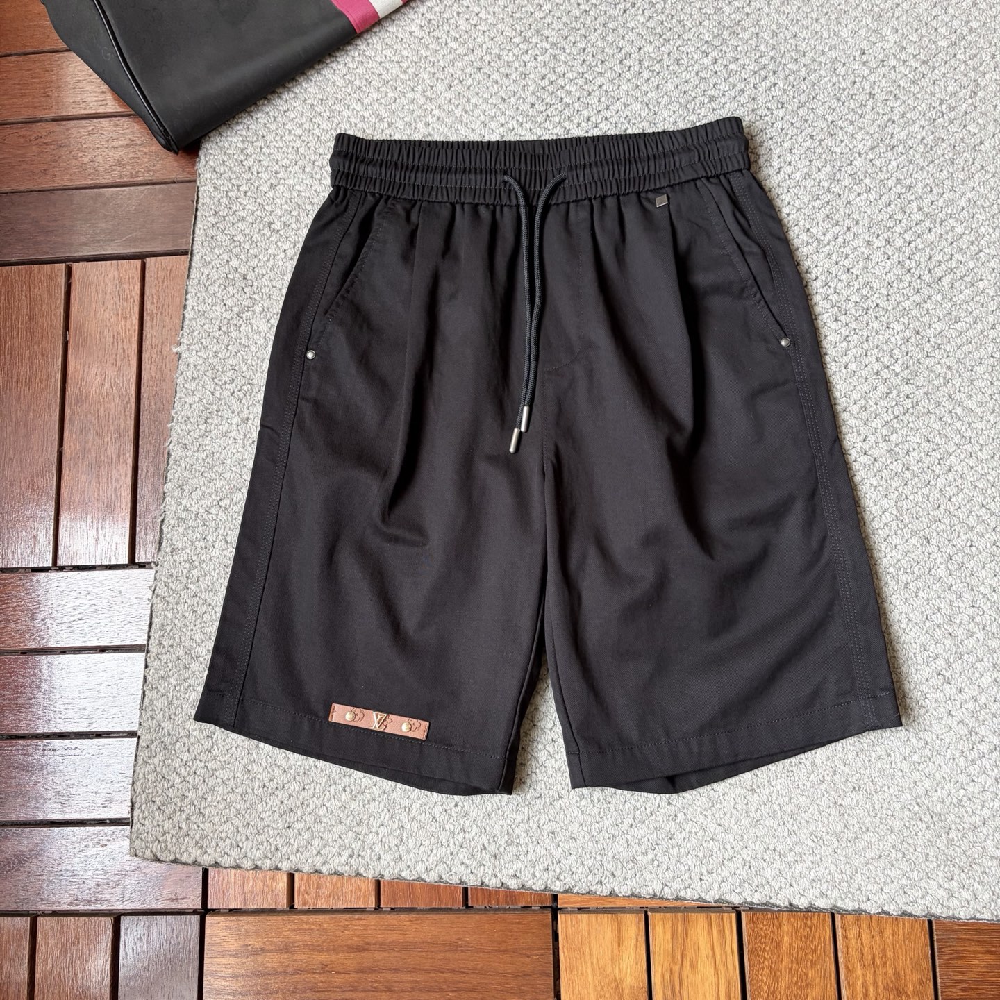 NO:906311,LV 26ss new summer men's casual work shorts, advanced custom-made summer special technical quick-drying breathable fabric, high breathability and comfort, impeccable details, customized development of accessories, what you see is what you get, reflecting high quality. It feels delicate and soft!  Three-dimensional cutting, simple and fashionable, and the upper body shape is awesome!  Size M-4XL,,louis vuitton,shorts,19860909LV 26ss夏季新款男士休闲工装短裤 高级定制夏季专用科技速干透气面料 透气舒适度高,细节无可挑剔,辅料定制开发,所见即所得,体现高品质.手感细腻柔软！立体裁剪,简单时尚,上身版型超赞！码数M-4XL,,louis vuitton,shorts,,Men's clothing