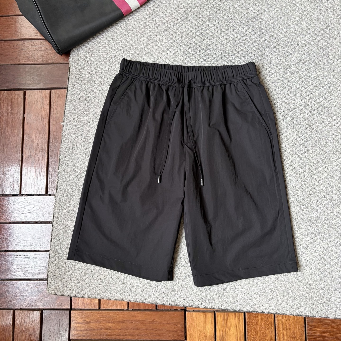 NO:906293,Jeni 26ss new summer men's casual work shorts, advanced custom-made summer special technical quick-drying breathable fabric, high breathability and comfort, impeccable details, customized development of accessories, what you see is what you get, reflecting high quality. It feels delicate and soft!  Three-dimensional cutting, simple and fashionable, and the upper body shape is awesome!  Size M-4XL,,zegna,shorts,19860909杰尼 26ss夏季新款男士休闲工装短裤 高级定制夏季专用科技速干透气面料 透气舒适度高,细节无可挑剔,辅料定制开发,所见即所得,体现高品质.手感细腻柔软！立体裁剪,简单时尚,上身版型超赞！码数M-4XL,,zegna,shorts,,Men's clothing