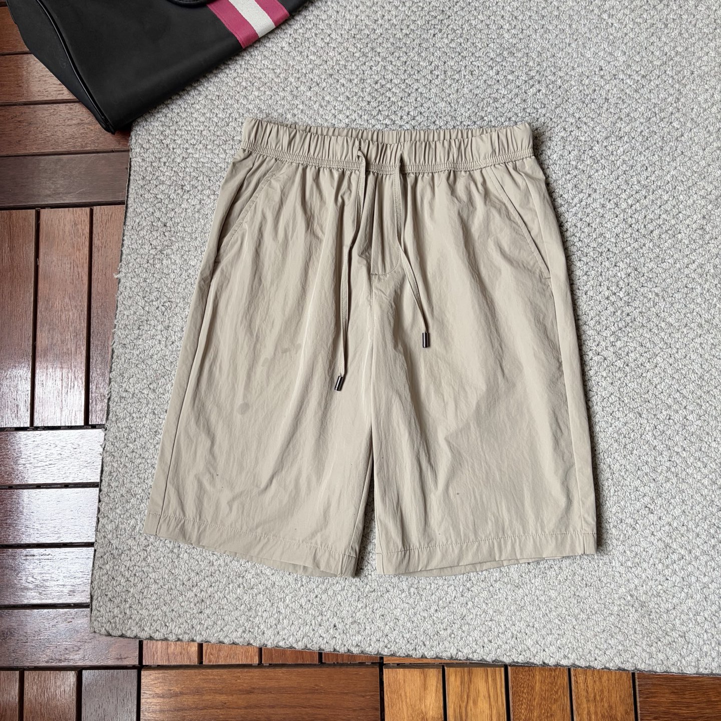 NO:906302,Ermenegildo Zegna 26ss new summer men's casual work shorts, advanced custom-made summer special technical quick-drying breathable fabric, high breathability and comfort, impeccable details, customized development of accessories, what you see is what you get, reflecting high quality. It feels delicate and soft!  Three-dimensional cutting, simple and fashionable, and the upper body shape is awesome!  Size M-4XL,,zegna,shorts,19860909杰尼亚 26ss夏季新款男士休闲工装短裤 高级定制夏季专用科技速干透气面料 透气舒适度高,细节无可挑剔,辅料定制开发,所见即所得,体现高品质.手感细腻柔软！立体裁剪,简单时尚,上身版型超赞！码数M-4XL,,zegna,shorts,,Men's clothing