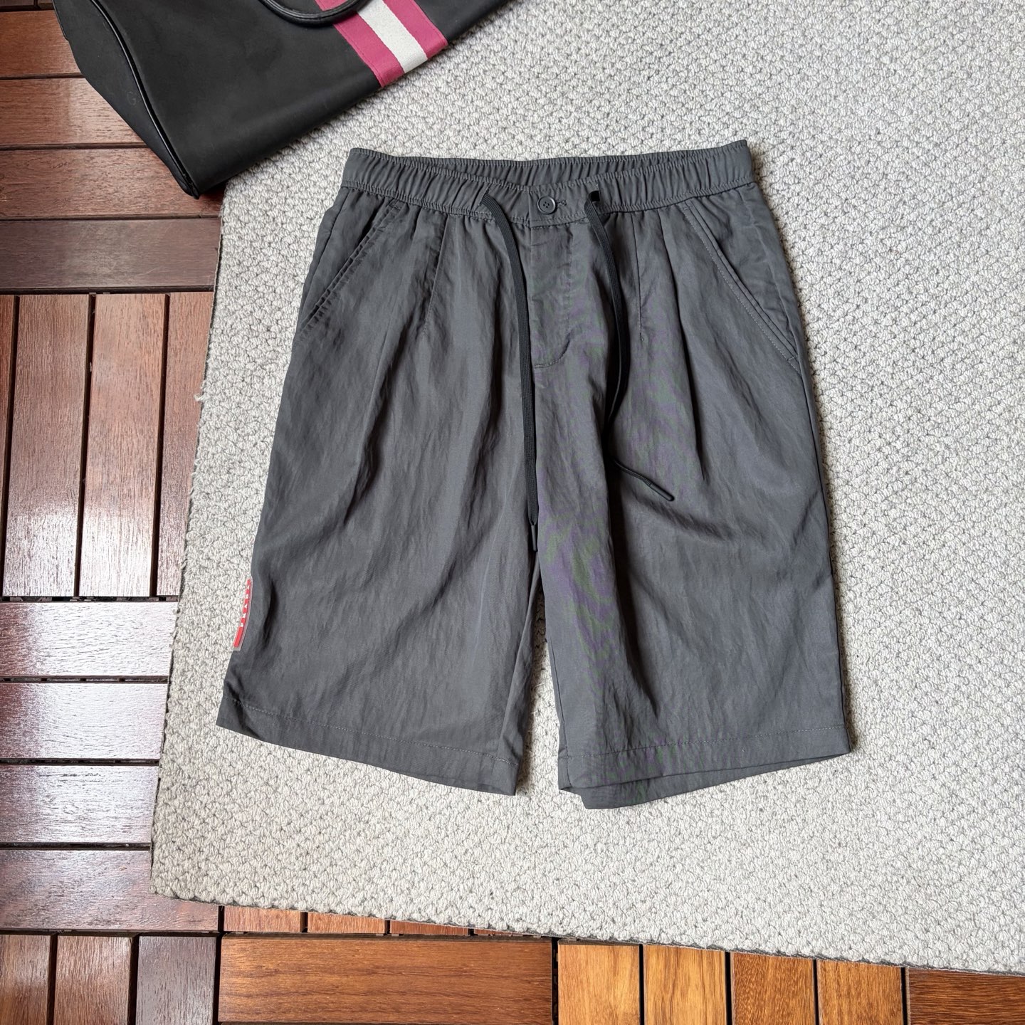 NO:906279,Pula 26ss new summer men's casual work shorts, advanced custom-made summer special technical quick-drying breathable fabric, high breathability and comfort, impeccable details, customized development of accessories, what you see is what you get, reflecting high quality. It feels delicate and soft!  Three-dimensional cutting, simple and fashionable, and the upper body shape is awesome!  Size M-4XL,,prada,shorts,19860909普拉 26ss夏季新款男士休闲工装短裤 高级定制夏季专用科技速干透气面料 透气舒适度高,细节无可挑剔,辅料定制开发,所见即所得,体现高品质.手感细腻柔软！立体裁剪,简单时尚,上身版型超赞！码数M-4XL,,prada,shorts,,Men's clothing