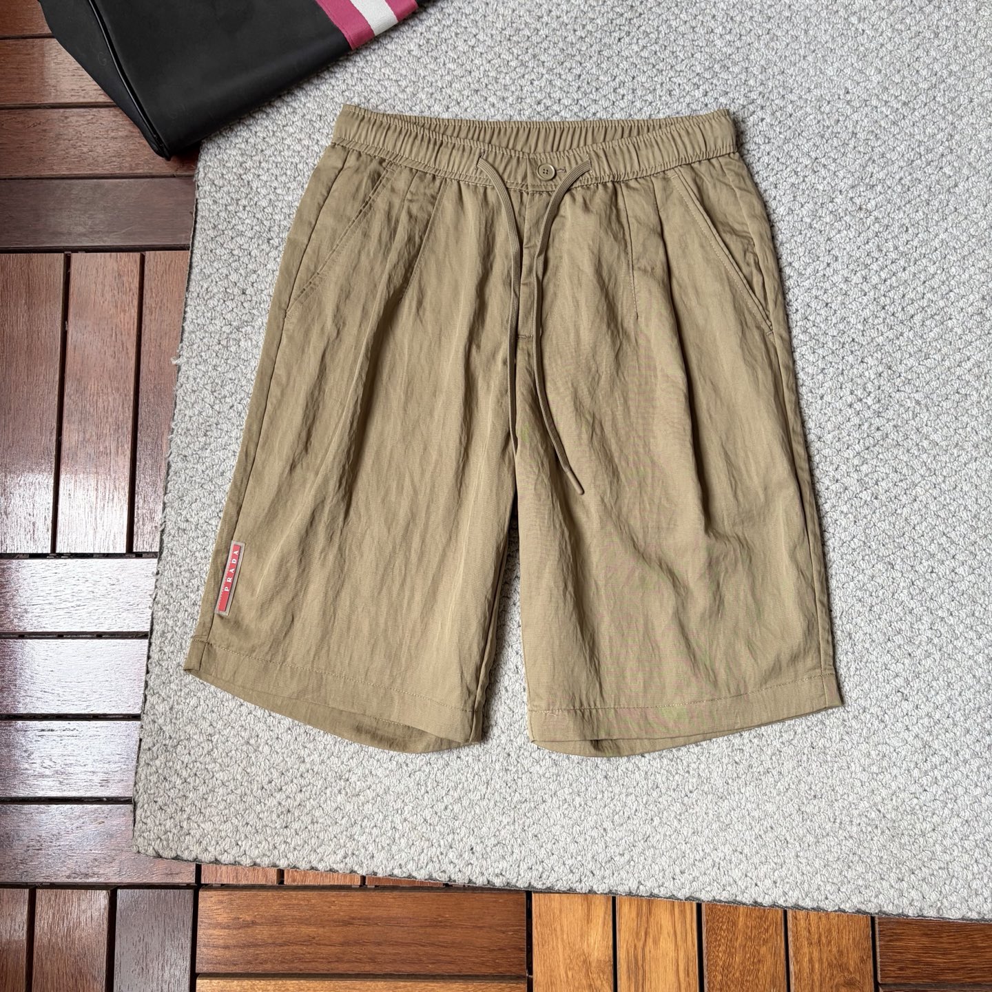 NO:927070,Pula 26ss new summer men's casual work shorts, advanced custom-made summer special technical quick-drying breathable fabric, high breathability and comfort, impeccable details, customized development of accessories, what you see is what you get, reflecting high quality. It feels delicate and soft!  Three-dimensional cutting, simple and fashionable, and the upper body shape is awesome!  Size M-4XL,,prada,shorts,19860909普拉 26ss夏季新款男士休闲工装短裤 高级定制夏季专用科技速干透气面料 透气舒适度高,细节无可挑剔,辅料定制开发,所见即所得,体现高品质.手感细腻柔软！立体裁剪,简单时尚,上身版型超赞！码数M-4XL,,prada,shorts,,Men's clothing