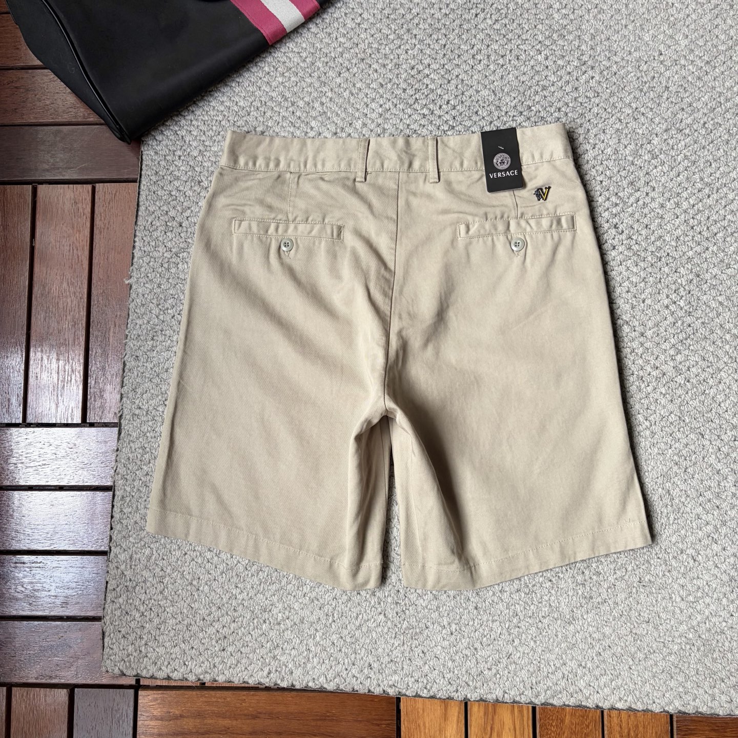 NO:906273,Fansi 26ss new summer men's casual work shorts, advanced custom-made summer special technology quick-drying breathable fabric, high breathability and comfort, impeccable details, customized development of accessories, what you see is what you get, reflecting high quality. It feels delicate and soft!  Three-dimensional cutting, simple and fashionable, and the upper body shape is awesome!  Size M-4XL,,versace,shorts,19860909范思 26ss夏季新款男士休闲工装短裤 高级定制夏季专用科技速干透气面料 透气舒适度高,细节无可挑剔,辅料定制开发,所见即所得,体现高品质.手感细腻柔软！立体裁剪,简单时尚,上身版型超赞！码数M-4XL,,versace,shorts,,Men's clothing