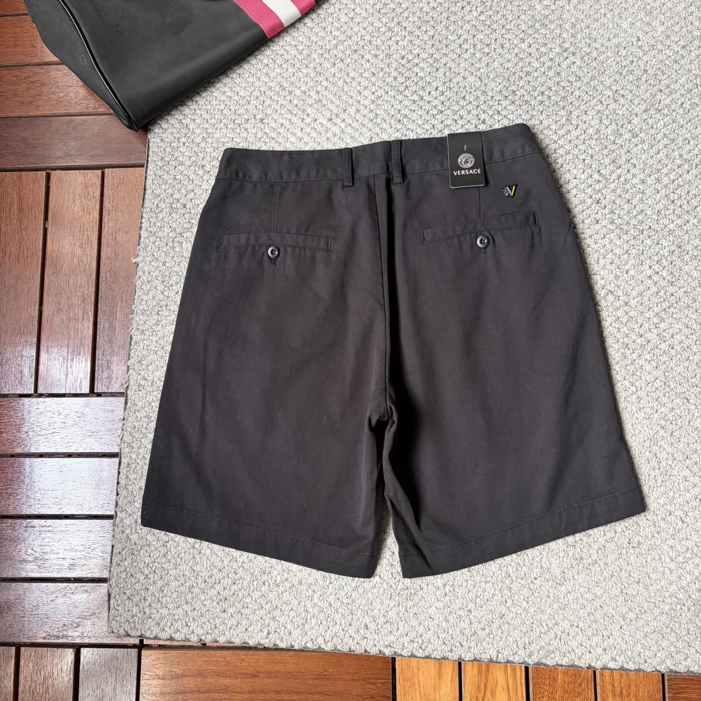 NO:927083,Fansi 26ss new summer men's casual work shorts, advanced custom-made summer special technology quick-drying breathable fabric, high breathability and comfort, impeccable details, customized development of accessories, what you see is what you get, reflecting high quality. It feels delicate and soft!  Three-dimensional cutting, simple and fashionable, and the upper body shape is awesome!  Size M-4XL,,versace,shorts,19860909范思 26ss夏季新款男士休闲工装短裤 高级定制夏季专用科技速干透气面料 透气舒适度高,细节无可挑剔,辅料定制开发,所见即所得,体现高品质.手感细腻柔软！立体裁剪,简单时尚,上身版型超赞！码数M-4XL,,versace,shorts,,Men's clothing