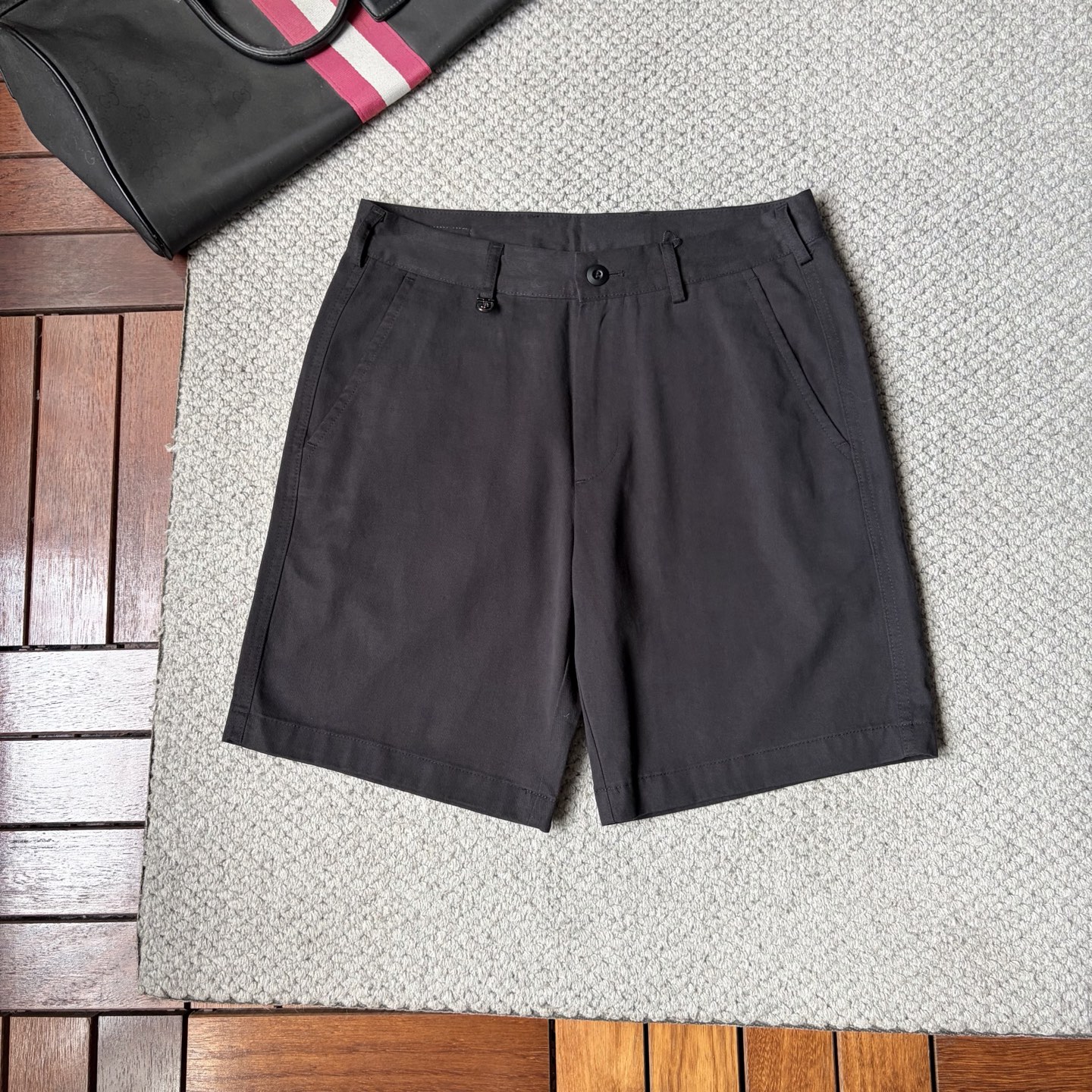 NO:906267,Gucci 26ss new summer men's casual work shorts, advanced custom-made summer special technical quick-drying breathable fabric, high breathability and comfort, impeccable details, customized development of accessories, what you see is what you get, reflecting high quality. It feels delicate and soft!  Three-dimensional cutting, simple and fashionable, and the upper body shape is awesome!  Size M-4XL,,shorts,19860909古奇 26ss夏季新款男士休闲工装短裤 高级定制夏季专用科技速干透气面料 透气舒适度高,细节无可挑剔,辅料定制开发,所见即所得,体现高品质.手感细腻柔软！立体裁剪,简单时尚,上身版型超赞！码数M-4XL,,shorts,,Men's clothing