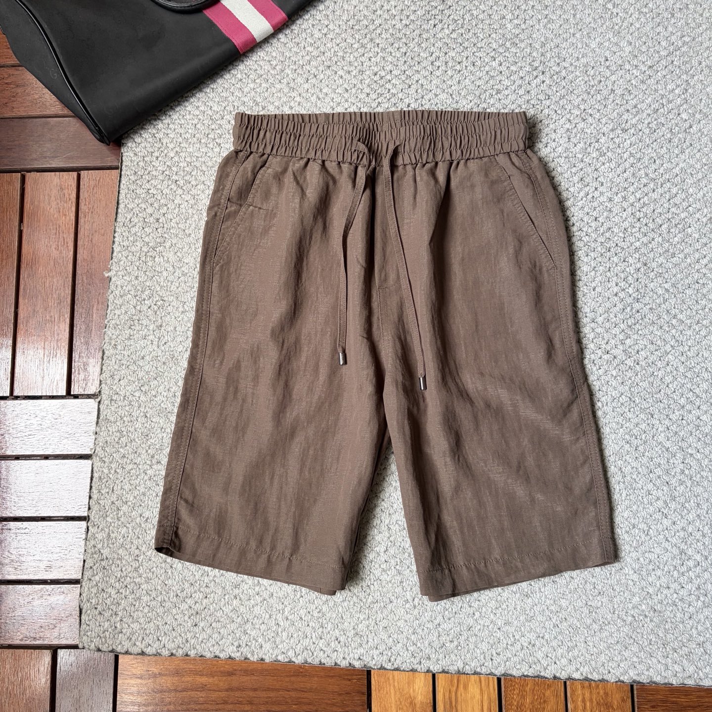 NO:916095,Pula, 26ss new summer men's casual work shorts, advanced custom-made summer special technical quick-drying breathable fabrics, high breathability and comfort, impeccable details, customized development of accessories, what you see is what you get, reflecting high quality. It feels delicate and soft!  Three-dimensional cutting, simple and fashionable, and the upper body shape is awesome!  Size M-4XL,,prada,shorts,19860909普拉,26ss夏季新款男士休闲工装短裤 高级定制夏季专用科技速干透气面料 透气舒适度高,细节无可挑剔,辅料定制开发,所见即所得,体现高品质.手感细腻柔软！立体裁剪,简单时尚,上身版型超赞！码数M-4XL,,prada,shorts,,Men's clothing