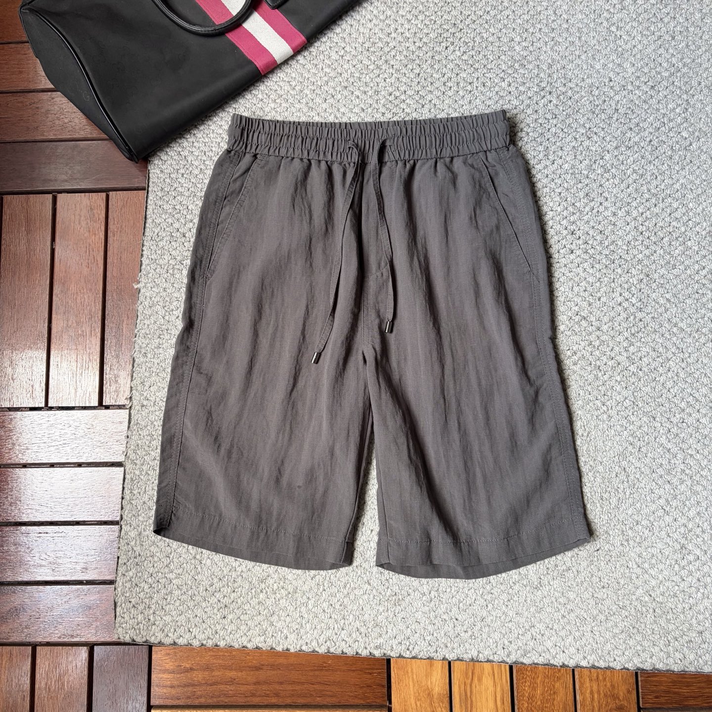 NO:916070,Pula *26ss new summer men's casual work shorts, advanced custom-made summer special technology quick-drying breathable fabric, high breathability and comfort, impeccable details, customized development of accessories, what you see is what you get, reflecting high quality. It feels delicate and soft!  Three-dimensional cutting, simple and fashionable, and the upper body shape is awesome!  Size M-4XL,,prada,shorts,19860909普拉 *26ss夏季新款男士休闲工装短裤 高级定制夏季专用科技速干透气面料 透气舒适度高,细节无可挑剔,辅料定制开发,所见即所得,体现高品质.手感细腻柔软！立体裁剪,简单时尚,上身版型超赞！码数M-4XL,,prada,shorts,,Men's clothing