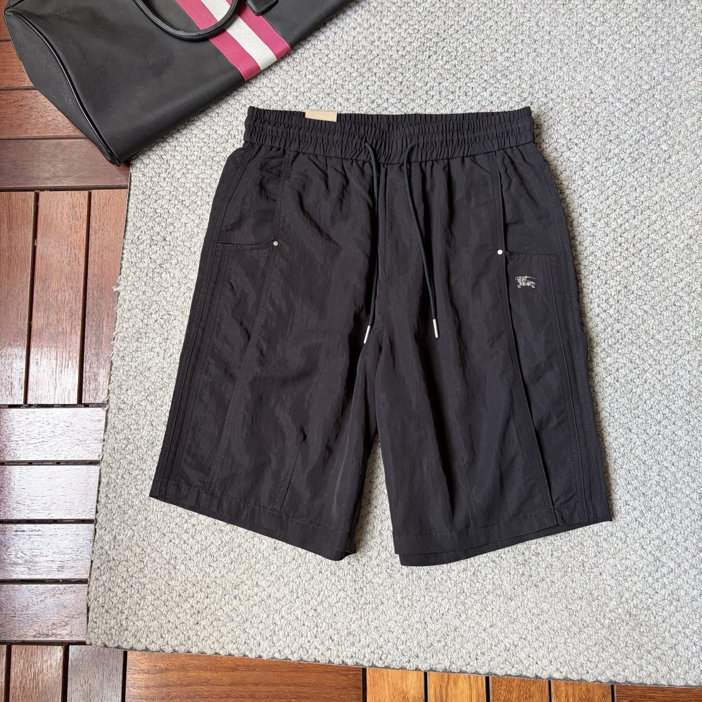 NO:916090,Baba *26ss new summer men's casual work shorts, advanced custom-made summer special technology quick-drying breathable fabric, high breathability and comfort, impeccable details, customized development of accessories, what you see is what you get, reflecting high quality. It feels delicate and soft!  Three-dimensional cutting, simple and fashionable, and the upper body shape is awesome!  Size M-4XL,,burberry,shorts,19860909巴宝 *26ss夏季新款男士休闲工装短裤 高级定制夏季专用科技速干透气面料 透气舒适度高,细节无可挑剔,辅料定制开发,所见即所得,体现高品质.手感细腻柔软！立体裁剪,简单时尚,上身版型超赞！码数M-4XL,,burberry,shorts,,Men's clothing