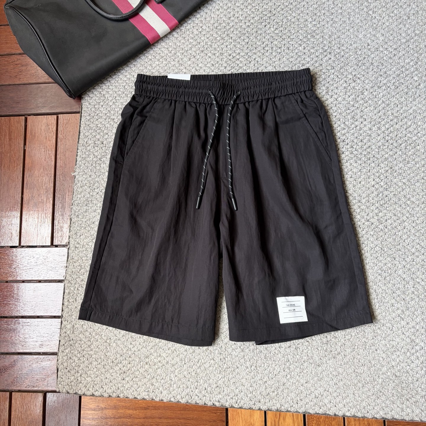 NO:916087,TB *26ss new summer men's casual work shorts, advanced custom-made summer special technology quick-drying breathable fabric, high breathability and comfort, impeccable details, customized development of accessories, what you see is what you get, reflecting high quality. It feels delicate and soft!  Three-dimensional cutting, simple and fashionable, and the upper body shape is awesome!  Size M-4XL,,shorts,19860909TB *26ss夏季新款男士休闲工装短裤 高级定制夏季专用科技速干透气面料 透气舒适度高,细节无可挑剔,辅料定制开发,所见即所得,体现高品质.手感细腻柔软！立体裁剪,简单时尚,上身版型超赞！码数M-4XL,,shorts,,Men's clothing
