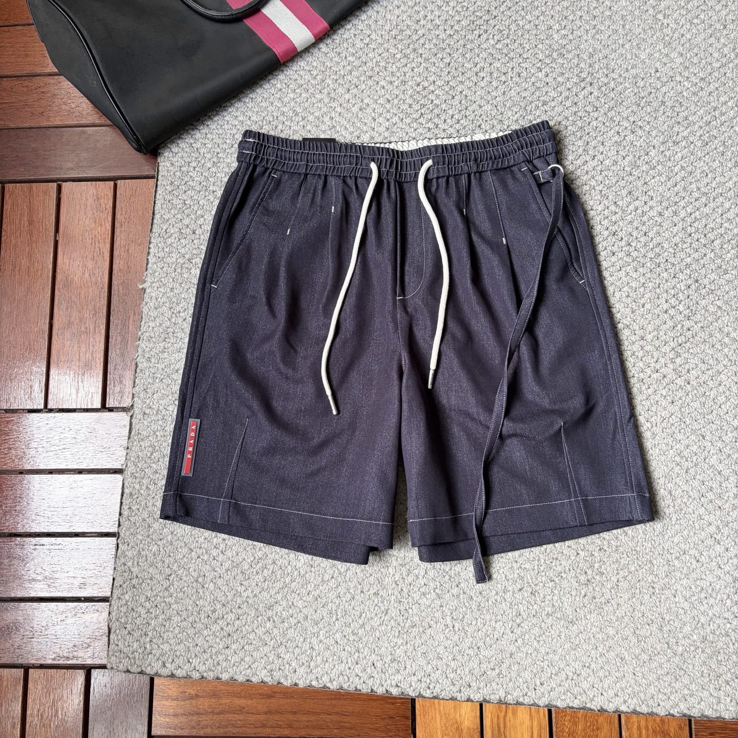 NO:916096,Pula*26ss new summer men's casual work shorts, advanced custom-made summer special technical quick-drying breathable fabric, high breathability and comfort, impeccable details, customized development of accessories, what you see is what you get, reflecting high quality. It feels delicate and soft!  Three-dimensional cutting, simple and fashionable, and the upper body shape is awesome!  Size M-4XL,,prada,shorts,19860909普拉*26ss夏季新款男士休闲工装短裤 高级定制夏季专用科技速干透气面料 透气舒适度高,细节无可挑剔,辅料定制开发,所见即所得,体现高品质.手感细腻柔软！立体裁剪,简单时尚,上身版型超赞！码数M-4XL,,prada,shorts,,Men's clothing