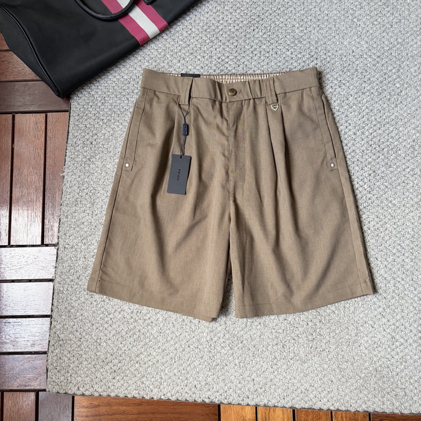 NO:916099,Pula *26ss new summer men's casual work shorts, advanced custom-made summer special technology quick-drying breathable fabric, high breathability and comfort, impeccable details, customized development of accessories, what you see is what you get, reflecting high quality. It feels delicate and soft!  Three-dimensional cutting, simple and fashionable, and the upper body shape is awesome!  Size M-4XL,,prada,shorts,19860909普拉 *26ss夏季新款男士休闲工装短裤 高级定制夏季专用科技速干透气面料 透气舒适度高,细节无可挑剔,辅料定制开发,所见即所得,体现高品质.手感细腻柔软！立体裁剪,简单时尚,上身版型超赞！码数M-4XL,,prada,shorts,,Men's clothing
