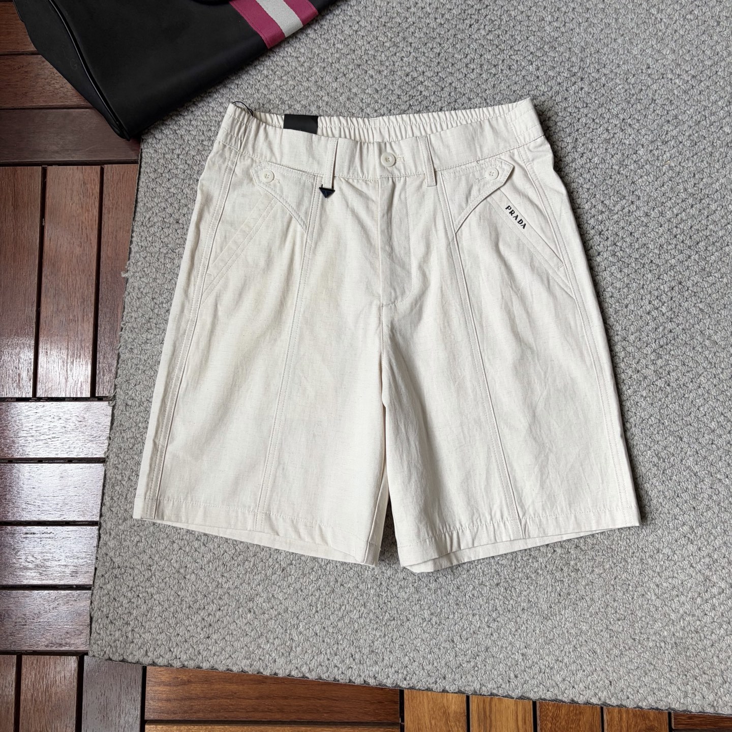 NO:916088,Pula *26ss new summer men's casual work shorts, advanced custom-made summer special technology quick-drying breathable fabric, high breathability and comfort, impeccable details, customized development of accessories, what you see is what you get, reflecting high quality. It feels delicate and soft!  Three-dimensional cutting, simple and fashionable, and the upper body shape is awesome!  Size M-4XL,,prada,shorts,19860909普拉 *26ss夏季新款男士休闲工装短裤 高级定制夏季专用科技速干透气面料 透气舒适度高,细节无可挑剔,辅料定制开发,所见即所得,体现高品质.手感细腻柔软！立体裁剪,简单时尚,上身版型超赞！码数M-4XL,,prada,shorts,,Men's clothing