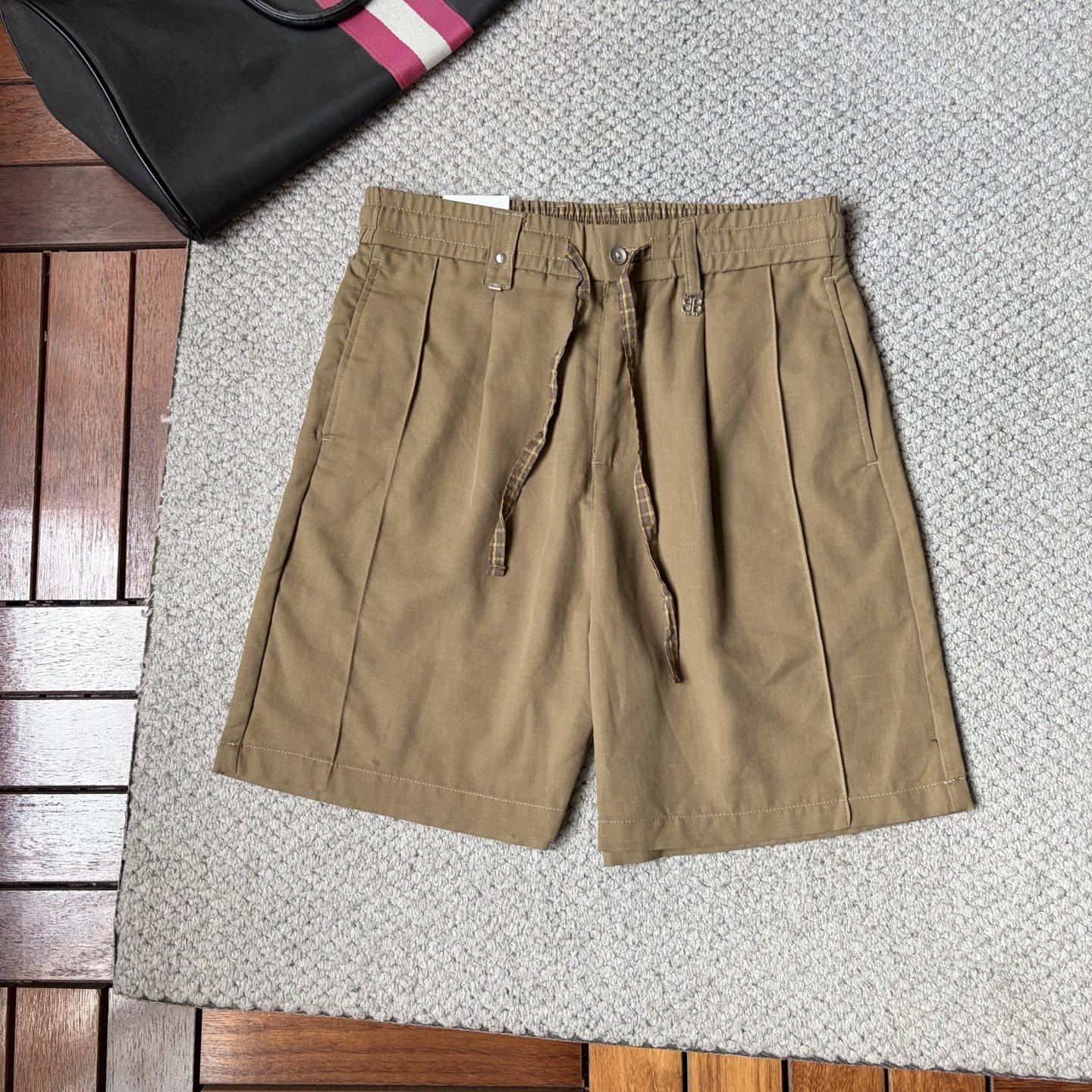 NO:916111,Paris *26ss new summer men's casual work shorts, advanced custom-made summer special technical quick-drying breathable fabrics, high breathability and comfort, impeccable details, customized development of accessories, what you see is what you get, reflecting high quality. It feels delicate and soft!  Three-dimensional cutting, simple and fashionable, and the upper body shape is awesome!  Size M-4XL,,shorts,19860909巴黎 *26ss夏季新款男士休闲工装短裤 高级定制夏季专用科技速干透气面料 透气舒适度高,细节无可挑剔,辅料定制开发,所见即所得,体现高品质.手感细腻柔软！立体裁剪,简单时尚,上身版型超赞！码数M-4XL,,shorts,,Men's clothing