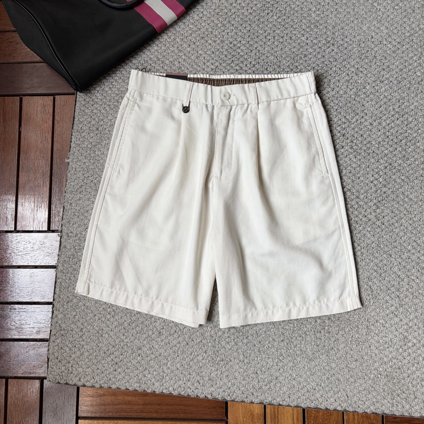 NO:916114,Jenny *26ss new summer men's casual work shorts, advanced custom-made summer special technology quick-drying breathable fabric, high breathability and comfort, impeccable details, customized development of accessories, what you see is what you get, reflecting high quality. It feels delicate and soft!  Three-dimensional cutting, simple and fashionable, and the upper body shape is awesome!  Size M-4XL,,zegna,shorts,19860909杰尼 *26ss夏季新款男士休闲工装短裤 高级定制夏季专用科技速干透气面料 透气舒适度高,细节无可挑剔,辅料定制开发,所见即所得,体现高品质.手感细腻柔软！立体裁剪,简单时尚,上身版型超赞！码数M-4XL,,zegna,shorts,,Men's clothing