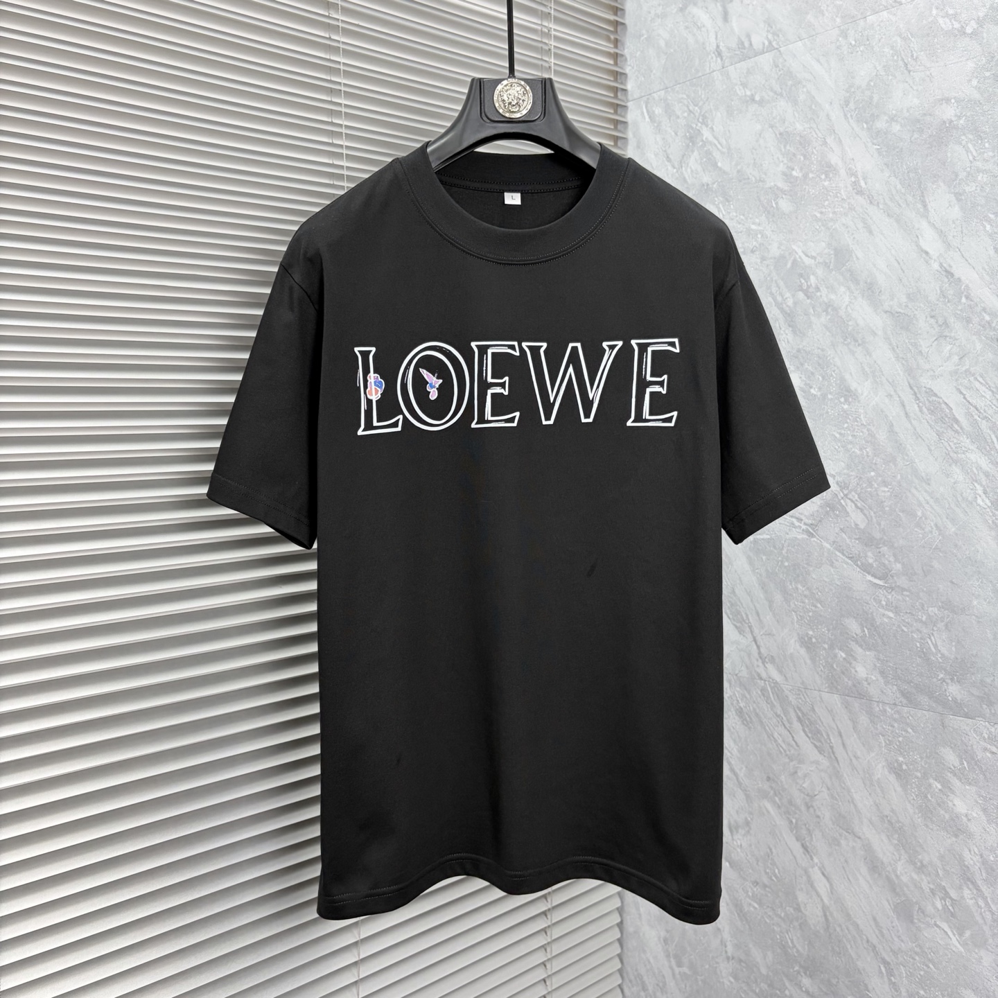 NO:917379,Luo Yiwei 2026ss spring and summer high-quality pure cotton short-sleeved T-shirt, top original order quality, the latest technology requirements, top orders require sewing work, super easy to match, top customization, with the whole details, the quality and tailoring design are first-class, customized imported pure cotton fabric!  Full of style, the color is light and versatile. M-4XL, please state your height and weight when placing an order, loewe, T-shirt, tees, t-shirt,19860909罗意威 2026ss春夏高品质纯棉短袖T恤,顶级原单品质,当下最新工艺要求,顶级订单要求车线做工,超级好搭配,顶级定制,搭配整件细节 ,品质及剪裁设计都堪称一流,定制进口纯棉面料！型格十足,配色轻熟百搭.M-4XL,下单报身高体重,,loewe,T-shirt,tees，t-shirt,,Men's clothing