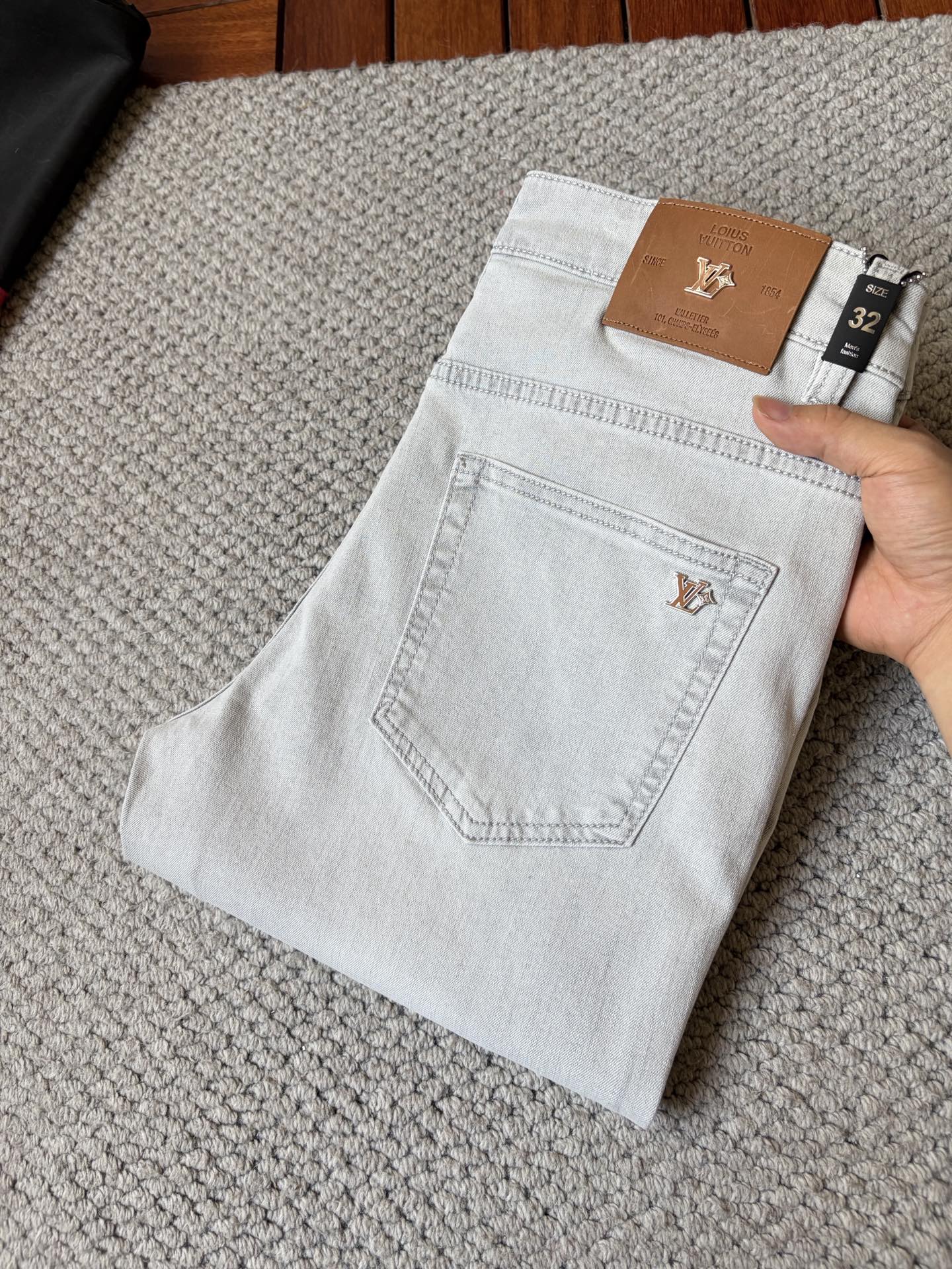 NO:918721,LV high-end customization, 2026 latest jeans, simultaneous sale at the counter, original customized replicas, customer-supplied hardware accessories, original quality, imported denim fabric with high elasticity, heavy washing, fine workmanship, and excellent upper body!  Preferred items Size: 29-38,,louis vuitton,jeans,19860909LV 高端定制、2026最新款牛仔裤 柜台同步发售 原版定制复刻 客供五金辅料 原单品质 进口牛仔面料高弹力 重工洗水 做工走线精细 上身绝佳！优选单品 码数: 29-38,,louis vuitton,jeans,,Men's clothing
