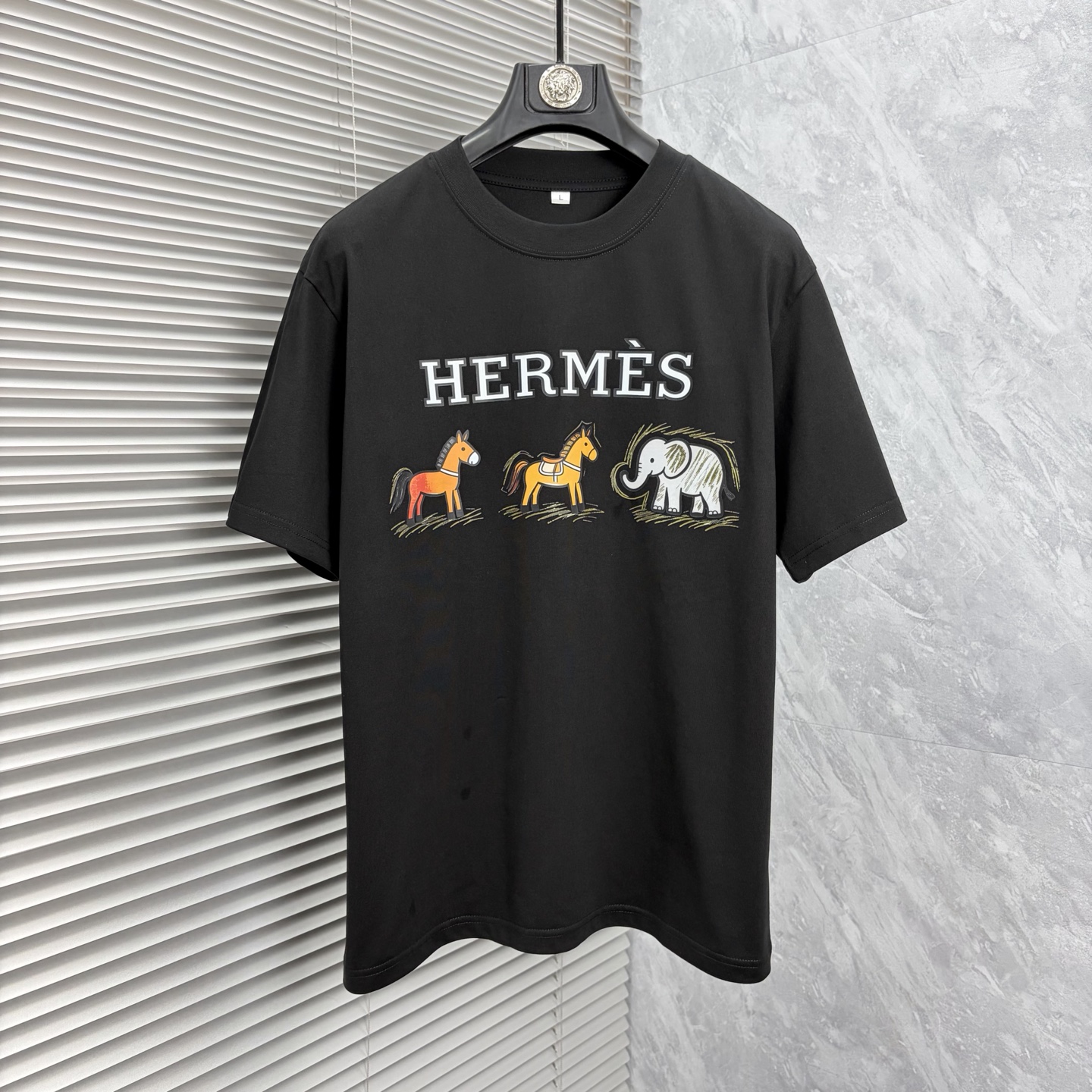NO:917385,Hermès 2026ss spring and summer high-quality pure cotton short-sleeved T-shirt, top original order quality, the latest process requirements, top orders require sewing work, super easy to match, top customization, with the whole details, the quality and tailoring design are first-class, custom-made imported pure cotton fabric!  Full of style, the color is light and versatile. M-4XL, please state your height and weight when placing an order, hermes, T-shirt, tees, t-shirt,19860909爱马仕 2026ss春夏高品质纯棉短袖T恤,顶级原单品质,当下最新工艺要求,顶级订单要求车线做工,超级好搭配,顶级定制,搭配整件细节 ,品质及剪裁设计都堪称一流,定制进口纯棉面料！型格十足,配色轻熟百搭.M-4XL,下单报身高体重,,hermes,T-shirt,tees，t-shirt,,Men's clothing