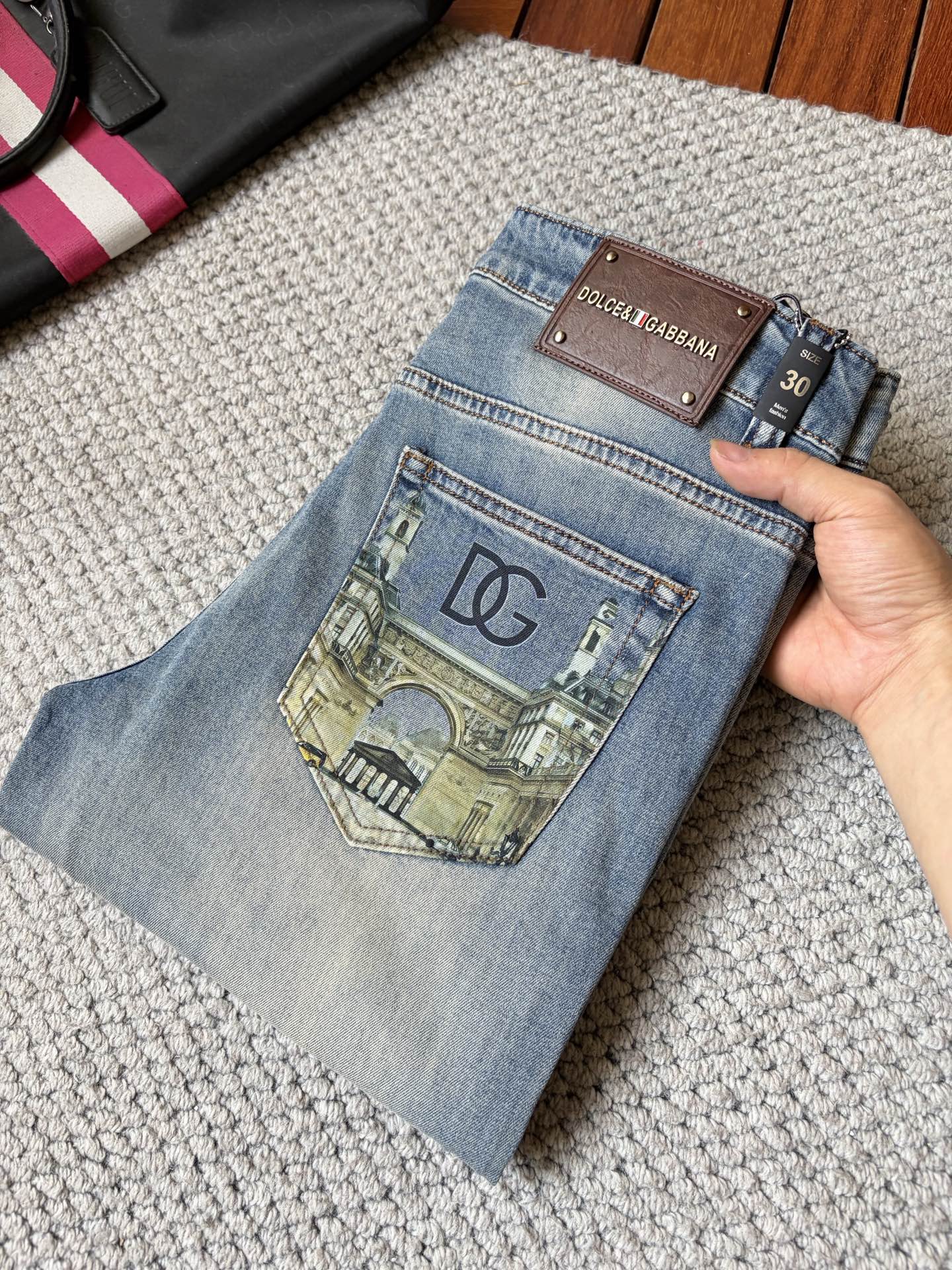 NO:932761,DG high-end customization, 2026 latest jeans, simultaneous sales at the counter, original custom-made replicas, customer-supplied hardware accessories, original quality, imported denim fabric with high elasticity, heavy washing, fine workmanship, and excellent upper body!  Preferred items Size: 29-38,,jeans,19860909DG 高端定制、2026最新款牛仔裤 柜台同步发售 原版定制复刻 客供五金辅料 原单品质 进口牛仔面料高弹力 重工洗水 做工走线精细 上身绝佳！优选单品 码数: 29-38,,jeans,,Men's clothing