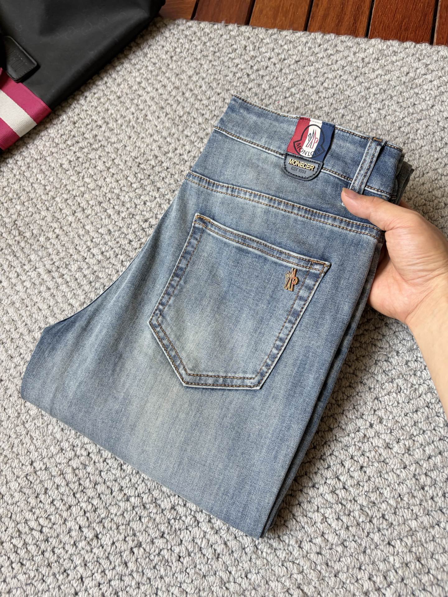 NO:918724,Mouth-mounted high-end customization, 2026 latest jeans, simultaneous sale at the counter, original custom-made replicas, customer-supplied hardware accessories, original quality, imported denim fabric with high elasticity, heavy washing, fine workmanship, and excellent upper body!  Preferred items Size: 29-38,,Moncler,jeans,19860909蒙口 高端定制、2026最新款牛仔裤 柜台同步发售 原版定制复刻 客供五金辅料 原单品质 进口牛仔面料高弹力 重工洗水 做工走线精细 上身绝佳！优选单品 码数: 29-38,,Moncler,jeans,,Men's clothing