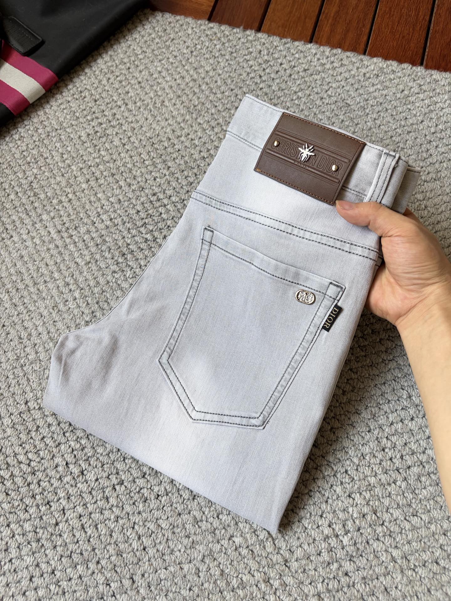 NO:918718,dr High-end customization, 2026 latest jeans, simultaneous sales at the counter, original customized replicas, customer-supplied hardware accessories, original quality, imported denim fabric with high elasticity, heavy washing, fine workmanship and routing, excellent upper body!  Preferred items Size: 29-38,,jeans,19860909dr 高端定制、2026最新款牛仔裤 柜台同步发售 原版定制复刻 客供五金辅料 原单品质 进口牛仔面料高弹力 重工洗水 做工走线精细 上身绝佳！优选单品 码数: 29-38,,jeans,,Men's clothing