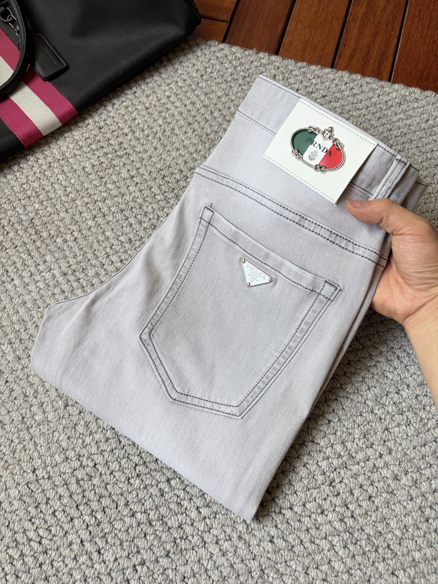 NO:918726,Prada high-end customization, 2026 latest jeans, simultaneous sales at the counter, original custom-made replicas, customer-supplied hardware accessories, original quality, imported denim fabric with high elasticity, heavy washing, fine workmanship, and excellent upper body!  Preferred items Size: 29-38,, prada, jeans,19860909普拉达 高端定制、2026最新款牛仔裤 柜台同步发售 原版定制复刻 客供五金辅料 原单品质 进口牛仔面料高弹力 重工洗水 做工走线精细 上身绝佳！优选单品 码数: 29-38,,prada,jeans,,Men's clothing