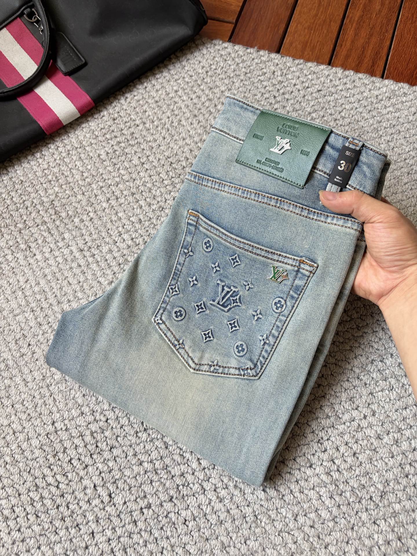 NO:907076,LV high-end customization, 2026 latest jeans, simultaneous sale at the counter, original customized replicas, customer-supplied hardware accessories, original quality, imported denim fabric with high elasticity, heavy washing, fine workmanship, and excellent upper body!  Preferred items Size: 29-38,,louis vuitton,jeans,19860909LV 高端定制、2026最新款牛仔裤 柜台同步发售 原版定制复刻 客供五金辅料 原单品质 进口牛仔面料高弹力 重工洗水 做工走线精细 上身绝佳！优选单品 码数: 29-38,,louis vuitton,jeans,,Men's clothing