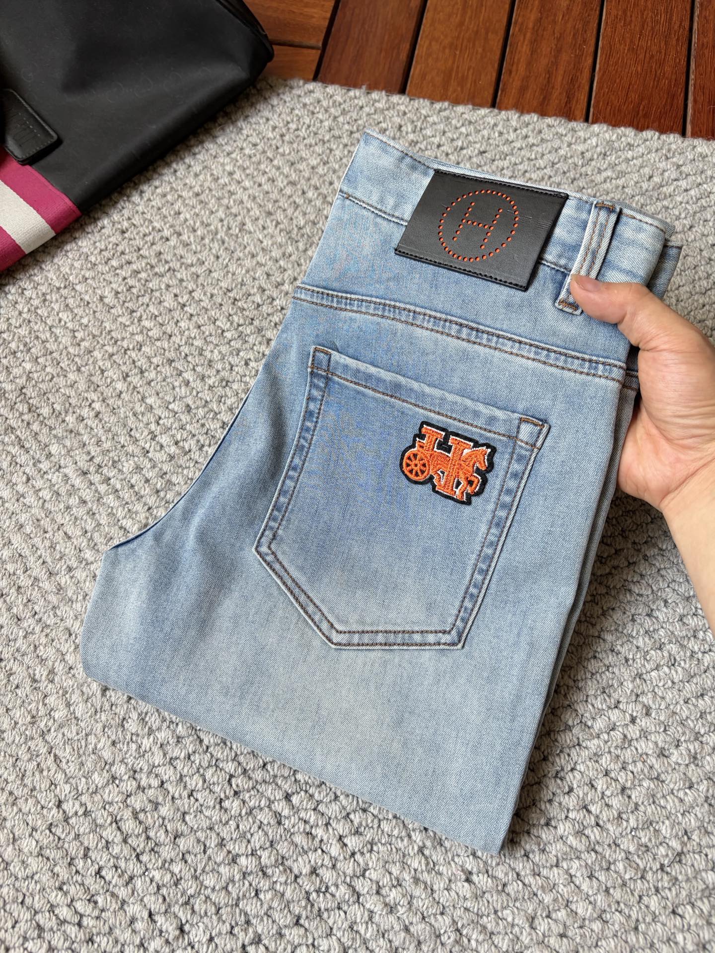 NO:918732,Hermès high-end customization, 2026 latest jeans, simultaneous sale at the counter, original customized replicas, customer-supplied hardware accessories, original quality, imported denim fabric with high elasticity, heavy washing, fine workmanship, and excellent upper body!  Preferred items Size: 29-38,,hermes,jeans,19860909爱马仕 高端定制、2026最新款牛仔裤 柜台同步发售 原版定制复刻 客供五金辅料 原单品质 进口牛仔面料高弹力 重工洗水 做工走线精细 上身绝佳！优选单品 码数: 29-38,,hermes,jeans,,Men's clothing