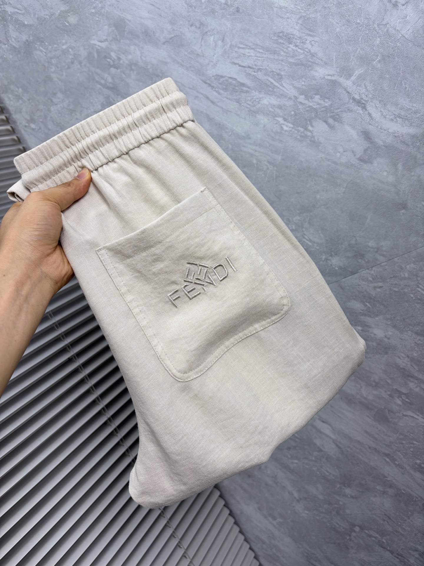 NO:932795,Fendi's 2026 SS counters are simultaneously popular casual pants. This season's must-have versatile style, the upper body is extremely outstanding, super versatile, the original 1:1 replica. The counter's latest fashion element design, imported custom-woven high-quality European cotton fabrics, super good fit, a must-have for casual fashion!  Highly recommended, sizes 29-38, fendi,19860909芬迪 2026ss专柜同步爆款休闲裤,本季必入百搭款式,上身极为出挑,超级百搭款 ,原版1:1复刻 专柜最新时尚元素设计,进口定织高品质欧棉面料,版型超好,休闲时尚必备！强烈推荐款 尺码 29-38,,fendi,,Men's clothing