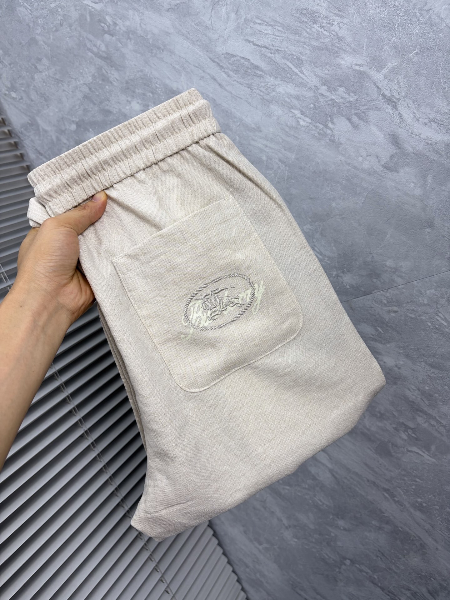 NO:932789,Burberry's 2026 SS counter casual pants are a hot trend. This season's must-have versatile style, the upper body is extremely outstanding, super versatile, the original 1:1 replica. The counter's latest fashion element design, imported custom-woven high-quality European cotton fabrics, super good fit, a must-have for casual fashion!  Highly recommended, sizes 29-38, burberry,19860909巴宝莉 2026ss专柜同步爆款休闲裤,本季必入百搭款式,上身极为出挑,超级百搭款 ,原版1:1复刻 专柜最新时尚元素设计,进口定织高品质欧棉面料,版型超好,休闲时尚必备！强烈推荐款 尺码 29-38,,burberry,,Men's clothing