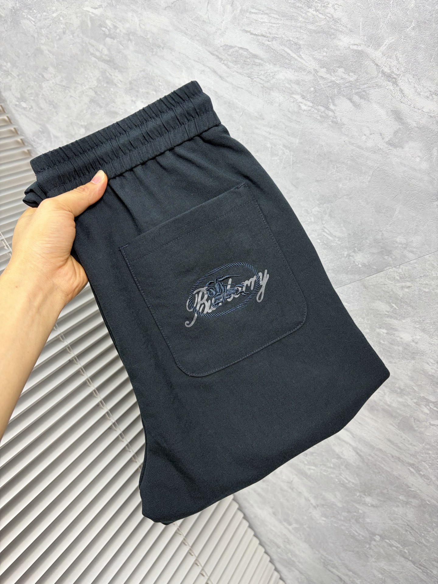 NO:932775,Burberry's 2026 SS counter casual pants are a hot trend. This season's must-have versatile style, the upper body is extremely outstanding, super versatile, the original 1:1 replica. The counter's latest fashion element design, imported custom-woven high-quality European cotton fabrics, super good fit, a must-have for casual fashion!  Highly recommended, sizes 29-38, burberry,19860909巴宝莉 2026ss专柜同步爆款休闲裤,本季必入百搭款式,上身极为出挑,超级百搭款 ,原版1:1复刻 专柜最新时尚元素设计,进口定织高品质欧棉面料,版型超好,休闲时尚必备！强烈推荐款 尺码 29-38,,burberry,,Men's clothing