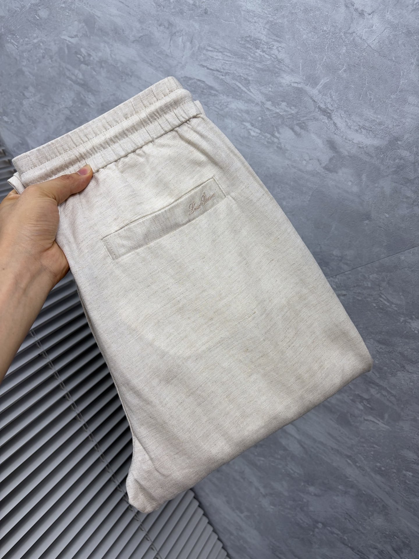 NO:932768,LG's 2026ss counter is simultaneously hot-selling casual pants. This season's must-have versatile style, the upper body is extremely outstanding, super versatile, the original 1:1 replica. The counter's latest fashion element design, imported custom-woven high-quality European cotton fabrics, super good fit, a must-have for casual fashion!  Highly recommended, sizes 29-38,19860909LG 2026ss专柜同步爆款休闲裤,本季必入百搭款式,上身极为出挑,超级百搭款 ,原版1:1复刻 专柜最新时尚元素设计,进口定织高品质欧棉面料,版型超好,休闲时尚必备！强烈推荐款 尺码 29-38,,,Men's clothing