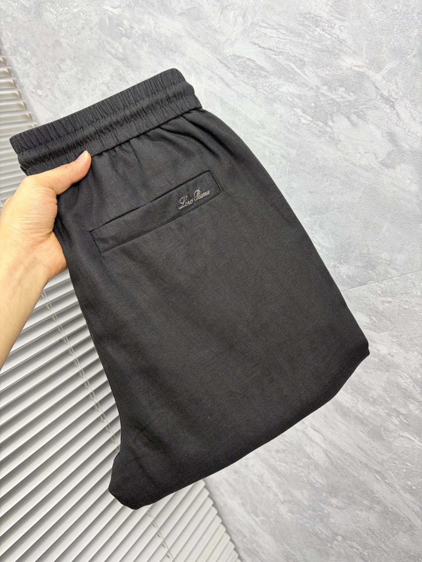 NO:932782,LG's 2026ss counter is simultaneously hot-selling casual pants. This season's must-have versatile style, the upper body is extremely outstanding, super versatile, the original 1:1 replica. The counter's latest fashion element design, imported custom-woven high-quality European cotton fabrics, super good fit, a must-have for casual fashion!  Highly recommended, sizes 29-38,19860909LG 2026ss专柜同步爆款休闲裤,本季必入百搭款式,上身极为出挑,超级百搭款 ,原版1:1复刻 专柜最新时尚元素设计,进口定织高品质欧棉面料,版型超好,休闲时尚必备！强烈推荐款 尺码 29-38,,,Men's clothing