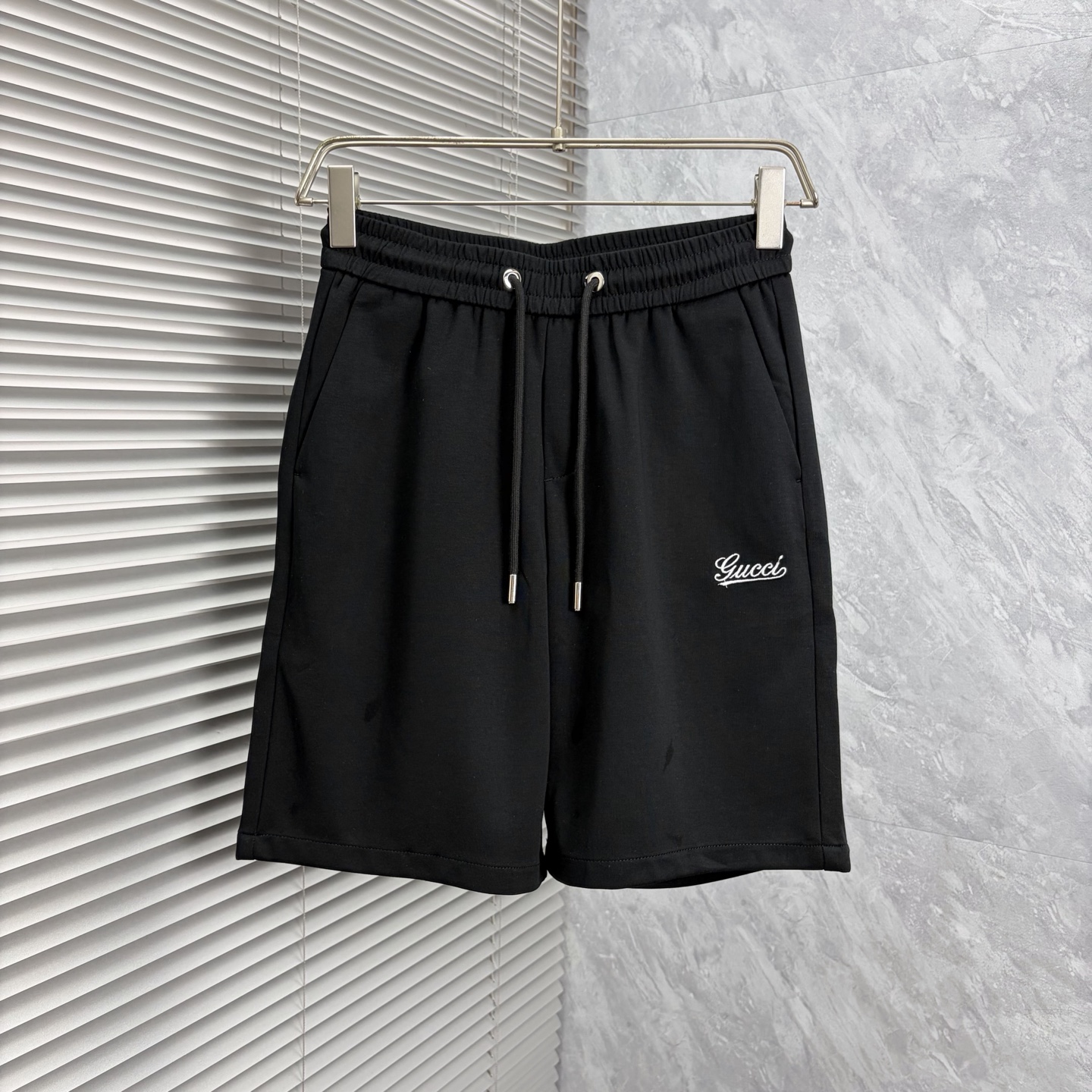 NO:917422,Gucci 2026ss summer new original counter casual shorts, luxury classic brand original LOGO accessories, counter best-selling model. Very comfortable to wear, low-key yet luxurious, very classy to wear. Needless to say the trousers style and tailoring. The upper body is exquisite and high-end, first-class and top-quality materials. Really palace-level casual pants. The cotton of Turkey is of outstanding quality. After heavy washing, the pants are very soft!  Don't be picky. The upper body is absolutely stylish and extremely luxurious. Please state your height and weight when placing an order for sizes M-3XL.,,shorts,19860909古奇 2026ss夏季新款原单专柜休闲短裤,奢华经典品牌原版LOGO配饰 专柜热销款 身穿着非常舒适 低调不失奢华 穿出去非常有档次 裤型款式和裁剪亦无需多言 上身精致跃然高档一等一顶级质料 真正殿堂级的休闲裤 选用土耳其的棉花品质卓然,经过重水洗使得裤子很柔软！不挑人 上身绝对的有型 极度奢华. 尺码M-3XL下单报身高体重.,,shorts,,Men's clothing