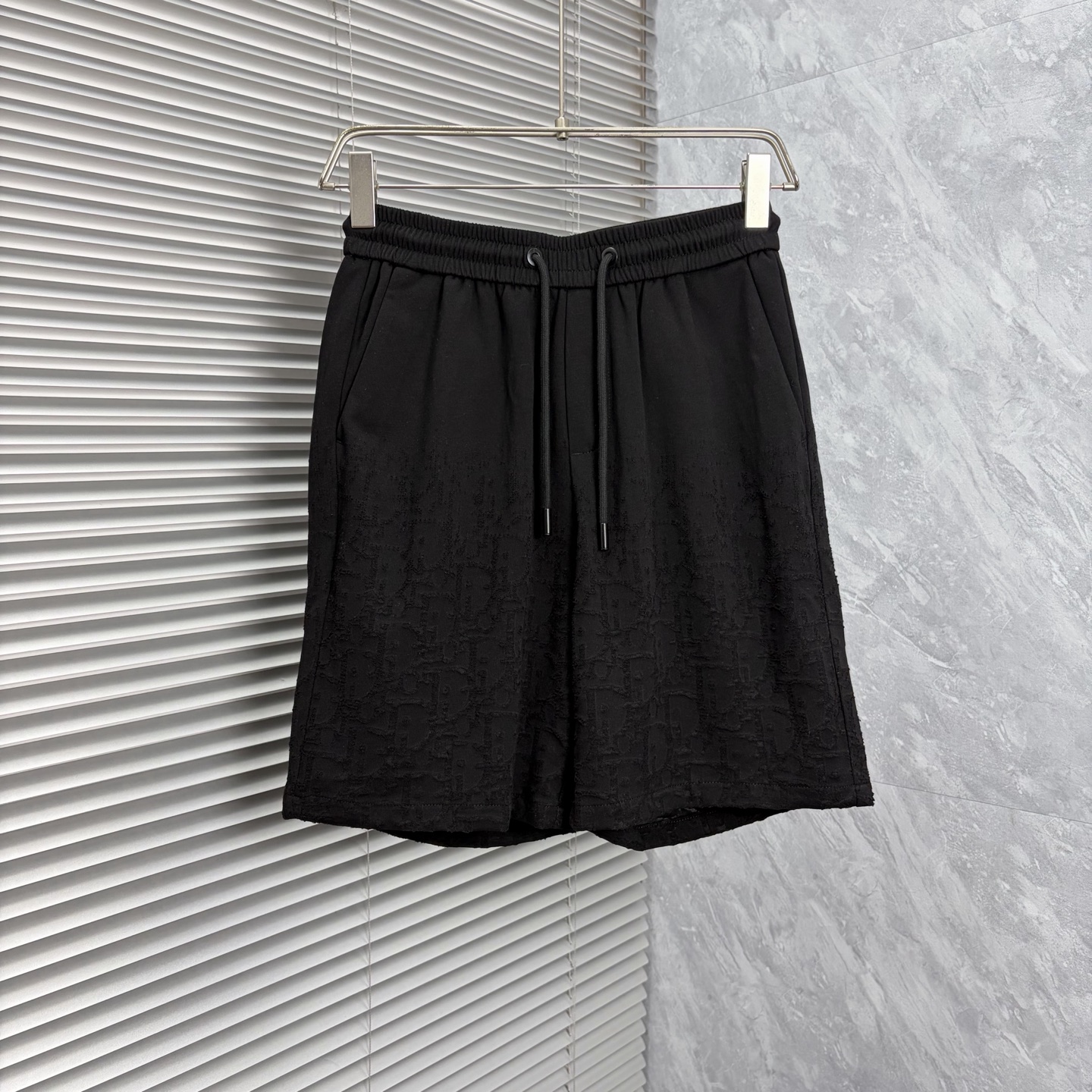 NO:917405,dr 2026ss summer new original counter casual shorts, luxury classic brand original LOGO accessories, counter best-selling style, very comfortable to wear, low-key yet luxurious, very classy to wear. Needless to say the trousers style and tailoring, the upper body is exquisite and high-end, first-class and top-quality materials. Really palace-level casual trousers. The cotton of Turkey is of outstanding quality. After heavy washing, the pants are very soft!  Don't be picky. The upper body is absolutely stylish and extremely luxurious. Please state your height and weight when placing an order for sizes M-3XL.,,shorts,19860909dr 2026ss夏季新款原单专柜休闲短裤,奢华经典品牌原版LOGO配饰 专柜热销款 身穿着非常舒适 低调不失奢华 穿出去非常有档次 裤型款式和裁剪亦无需多言 上身精致跃然高档一等一顶级质料 真正殿堂级的休闲裤 选用土耳其的棉花品质卓然,经过重水洗使得裤子很柔软！不挑人 上身绝对的有型 极度奢华. 尺码M-3XL下单报身高体重.,,shorts,,Men's clothing