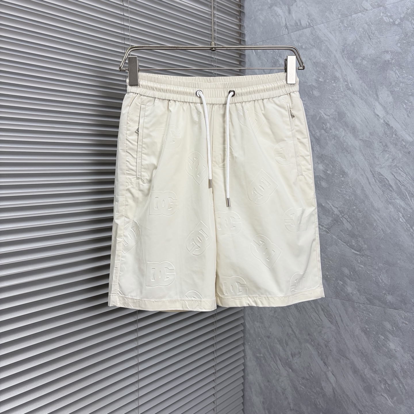 NO:917407,DG 2026ss summer new original counter casual shorts, luxury classic brand original LOGO accessories, counter best-selling model, very comfortable to wear, low-key yet luxurious, very classy to wear. Needless to say the trousers style and tailoring, the upper body is exquisite and high-end, first-class and top-quality materials. Really palace-level casual pants. The cotton of Turkey is selected for its outstanding quality. After heavy washing, the pants are very soft!  Don't be picky. The upper body is absolutely stylish and extremely luxurious. Please state your height and weight when placing an order for sizes M-3XL.,,shorts,19860909DG 2026ss夏季新款原单专柜休闲短裤,奢华经典品牌原版LOGO配饰 专柜热销款 身穿着非常舒适 低调不失奢华 穿出去非常有档次 裤型款式和裁剪亦无需多言 上身精致跃然高档一等一顶级质料 真正殿堂级的休闲裤 选用土耳其的棉花品质卓然,经过重水洗使得裤子很柔软！不挑人 上身绝对的有型 极度奢华. 尺码M-3XL下单报身高体重.,,shorts,,Men's clothing