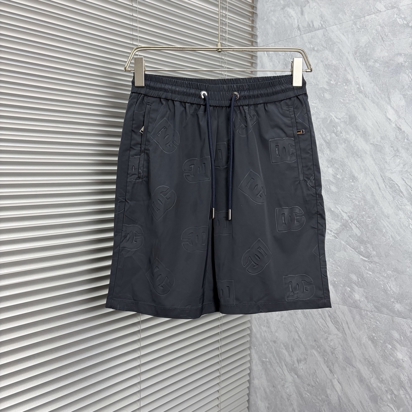NO:917415,DG2026ss Summer New Original Counter Casual Shorts, Luxury Classic Brand Original LOGO Accessories, Best-Selling Counter, Very Comfortable to Wear, Low-key yet Luxurious, Very Classy to Wear. Needless to say, the trousers style and tailoring. The upper body is exquisite and high-end, made of first-class top quality materials. Truly palace-level casual trousers. The cotton of Turkish quality is selected. After heavy washing, the trousers are very soft!  Don't be picky. The upper body is absolutely stylish and extremely luxurious. Please state your height and weight when placing an order for sizes M-3XL.,,shorts,19860909DG2026ss夏季新款原单专柜休闲短裤,奢华经典品牌原版LOGO配饰 专柜热销款 身穿着非常舒适 低调不失奢华 穿出去非常有档次 裤型款式和裁剪亦无需多言 上身精致跃然高档一等一顶级质料 真正殿堂级的休闲裤 选用土耳其的棉花品质卓然,经过重水洗使得裤子很柔软！不挑人 上身绝对的有型 极度奢华. 尺码M-3XL下单报身高体重.,,shorts,,Men's clothing