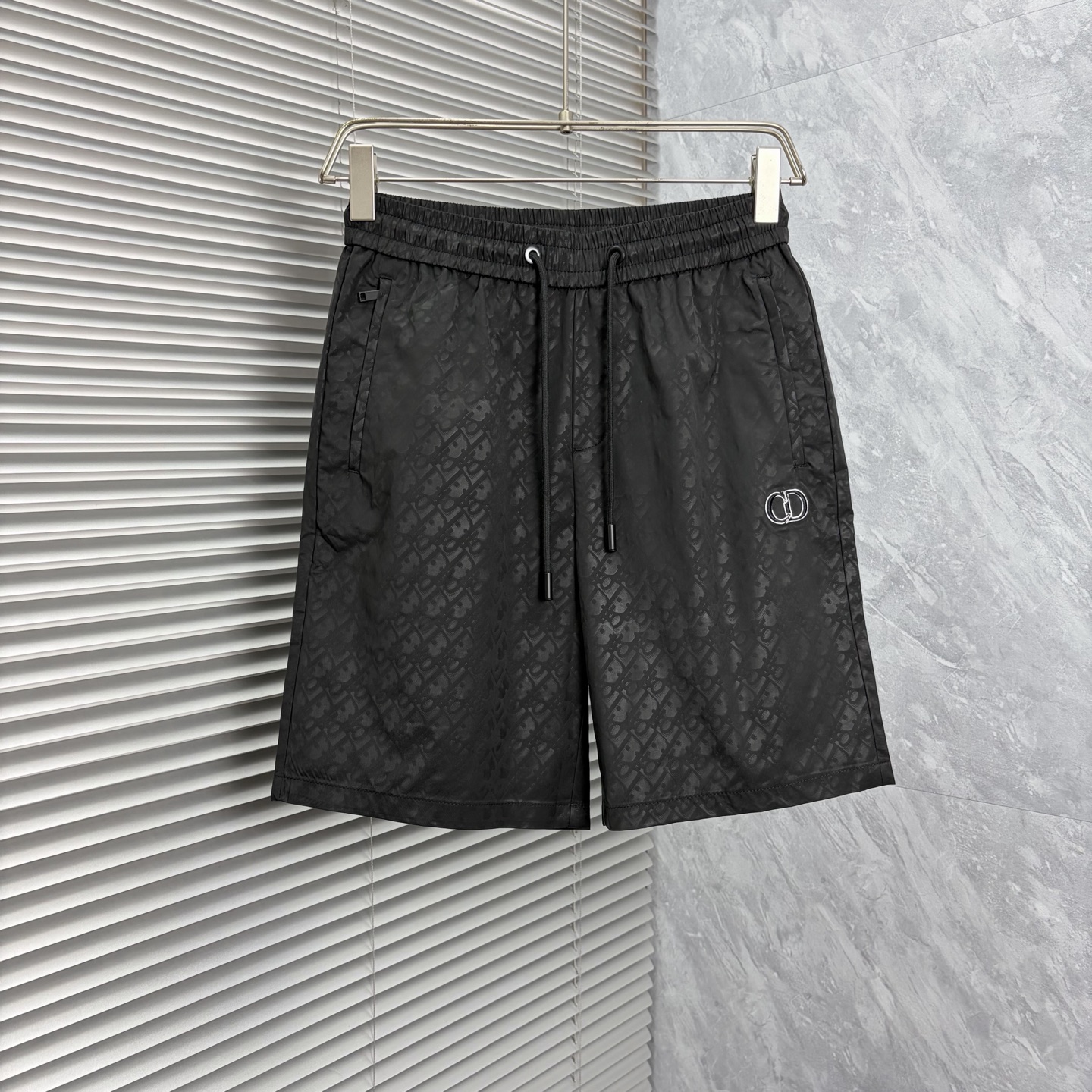 NO:917413,dr2026ss summer new original counter casual shorts, luxury classic brand original LOGO accessories, counter best-selling style. Very comfortable to wear, low-key yet luxurious, very classy to wear. There is no need to say much about the trousers style and tailoring. The upper body is exquisite and high-end, first-class and top-quality materials. Really palace-level casual pants. The cotton from Turkey is of outstanding quality. After heavy washing, the pants are very soft!  Don't be picky. The upper body is absolutely stylish and extremely luxurious. Please state your height and weight when placing an order for sizes M-3XL.,,shorts,19860909dr2026ss夏季新款原单专柜休闲短裤,奢华经典品牌原版LOGO配饰 专柜热销款 身穿着非常舒适 低调不失奢华 穿出去非常有档次 裤型款式和裁剪亦无需多言 上身精致跃然高档一等一顶级质料 真正殿堂级的休闲裤 选用土耳其的棉花品质卓然,经过重水洗使得裤子很柔软！不挑人 上身绝对的有型 极度奢华. 尺码M-3XL下单报身高体重.,,shorts,,Men's clothing