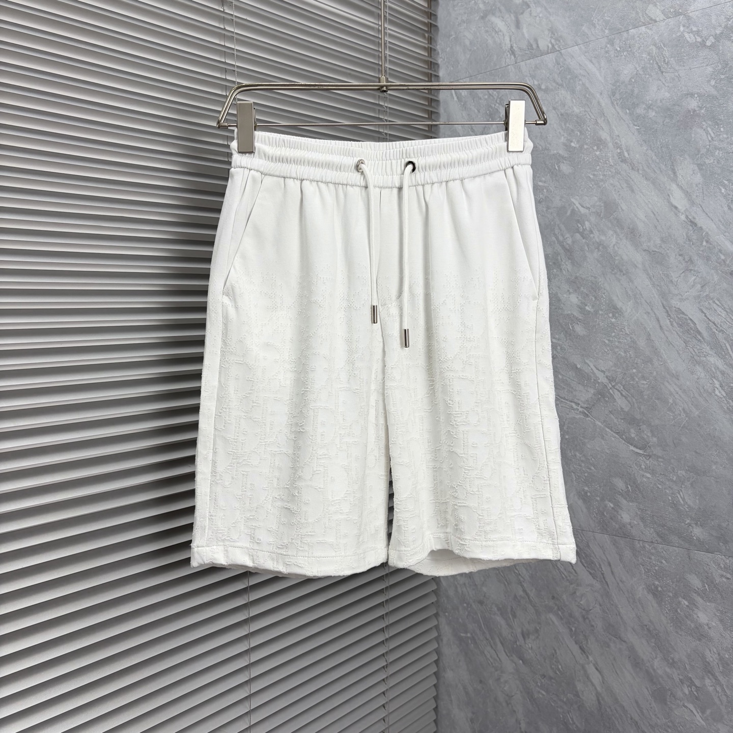 NO:917417,de2026ss summer new original counter casual shorts, luxury classic brand original LOGO accessories, counter best-selling style. Very comfortable to wear, low-key yet luxurious, very classy to wear. Needless to say the pants style and tailoring, the upper body is exquisite and high-end, first-class and top-quality materials. Really palace-level casual pants. The cotton from Turkey is of outstanding quality. After heavy washing, the pants are very soft!  Don't be picky. The upper body is absolutely stylish and extremely luxurious. Please state your height and weight when placing an order for sizes M-3XL.,,shorts,19860909de2026ss夏季新款原单专柜休闲短裤,奢华经典品牌原版LOGO配饰 专柜热销款 身穿着非常舒适 低调不失奢华 穿出去非常有档次 裤型款式和裁剪亦无需多言 上身精致跃然高档一等一顶级质料 真正殿堂级的休闲裤 选用土耳其的棉花品质卓然,经过重水洗使得裤子很柔软！不挑人 上身绝对的有型 极度奢华. 尺码M-3XL下单报身高体重.,,shorts,,Men's clothing