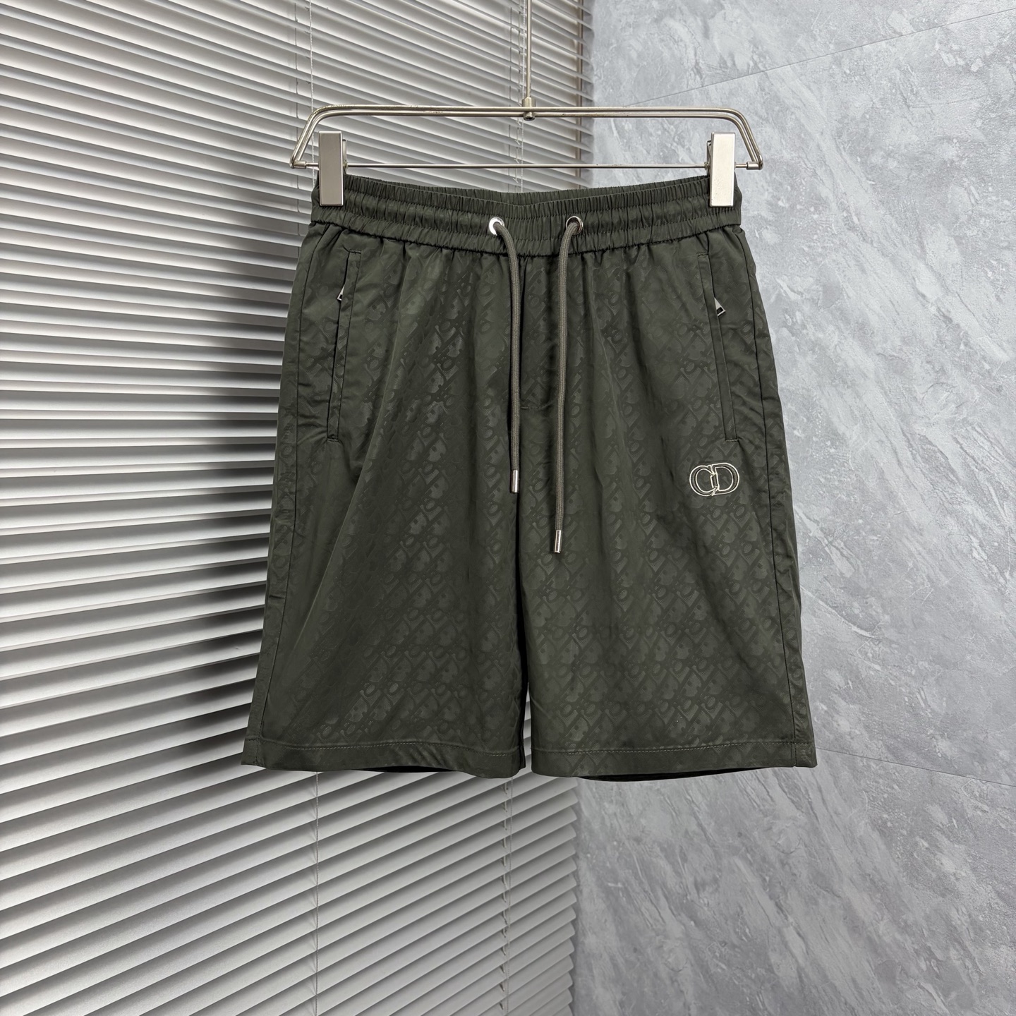 NO:917424,Dr2026ss Summer New Original Counter Casual Shorts, Luxury Classic Brand Original LOGO Accessories, Best-Selling Counter, Very Comfortable to Wear, Low-key yet Luxurious, Very Classy to Wear. Needless to say, the trousers style and cut are exquisite and high-end, first-class and top-quality materials. Truly palace-level casual trousers. The cotton from Turkey is of outstanding quality. After heavy washing, the trousers are very soft!  Don't be picky. The upper body is absolutely stylish and extremely luxurious. Please state your height and weight when placing an order for sizes M-3XL.,,shorts,19860909Dr2026ss夏季新款原单专柜休闲短裤,奢华经典品牌原版LOGO配饰 专柜热销款 身穿着非常舒适 低调不失奢华 穿出去非常有档次 裤型款式和裁剪亦无需多言 上身精致跃然高档一等一顶级质料 真正殿堂级的休闲裤 选用土耳其的棉花品质卓然,经过重水洗使得裤子很柔软！不挑人 上身绝对的有型 极度奢华. 尺码M-3XL下单报身高体重.,,shorts,,Men's clothing