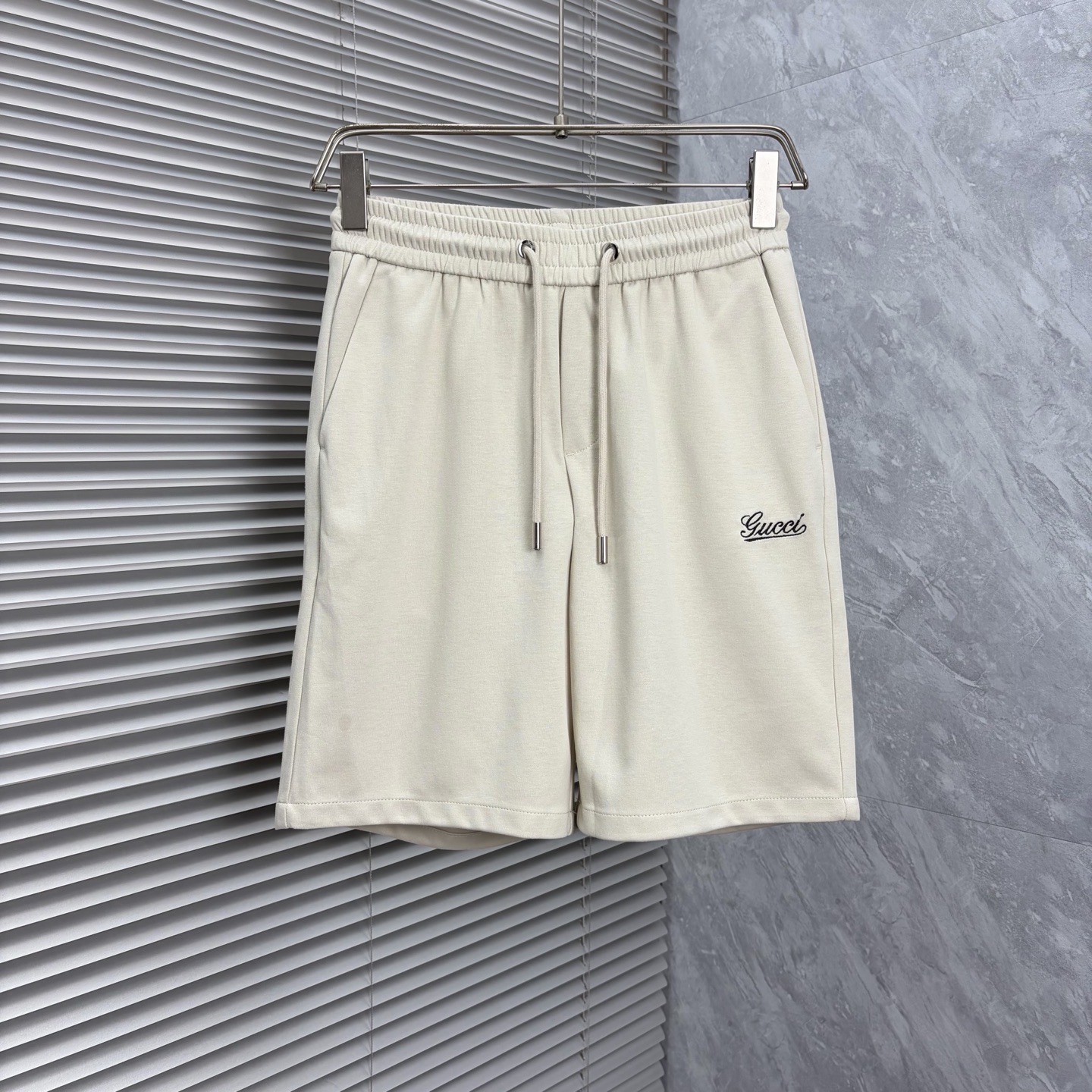 NO:917411,Gucci 2026ss summer new original counter casual shorts, luxury classic brand original LOGO accessories, counter best-selling model. Very comfortable to wear, low-key yet luxurious, very classy to wear. Needless to say the trousers style and tailoring. The upper body is exquisite and high-end, first-class and top-quality materials. Really palace-level casual pants. The cotton of Turkey is of outstanding quality. After heavy washing, the pants are very soft!  Don't be picky. The upper body is absolutely stylish and extremely luxurious. Please state your height and weight when placing an order for sizes M-3XL.,,shorts,19860909古奇 2026ss夏季新款原单专柜休闲短裤,奢华经典品牌原版LOGO配饰 专柜热销款 身穿着非常舒适 低调不失奢华 穿出去非常有档次 裤型款式和裁剪亦无需多言 上身精致跃然高档一等一顶级质料 真正殿堂级的休闲裤 选用土耳其的棉花品质卓然,经过重水洗使得裤子很柔软！不挑人 上身绝对的有型 极度奢华. 尺码M-3XL下单报身高体重.,,shorts,,Men's clothing