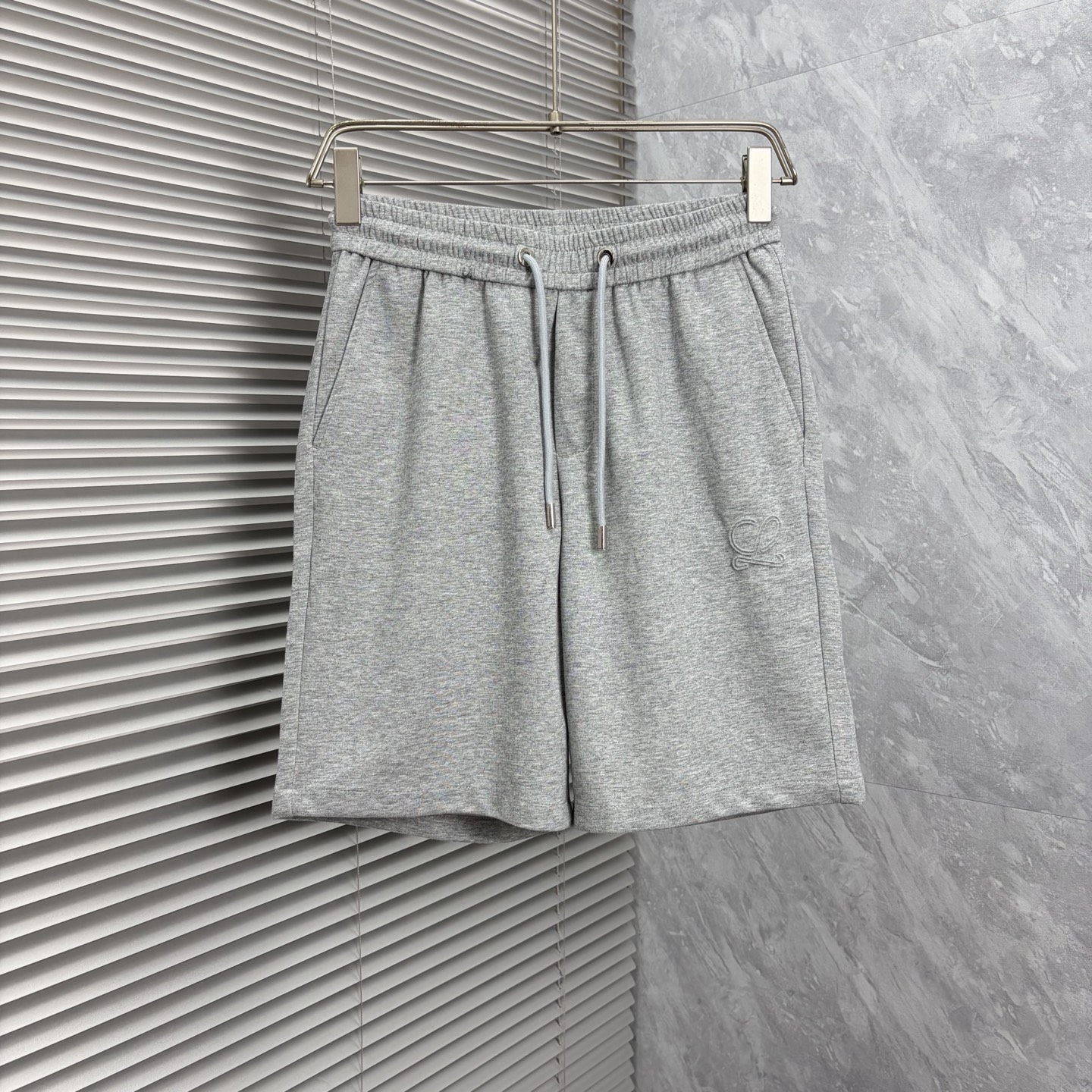 NO:917409,Loewe 2026ss summer new original counter casual shorts, luxury classic brand original LOGO accessories, counter best-selling model, very comfortable to wear, low-key yet luxurious, very classy to wear. Needless to say, the trousers style and tailoring. The upper body is exquisite and high-end, first-class and top-quality materials. Really palace-level casual trousers. The cotton of Turkey is of outstanding quality. After heavy washing, the pants are very soft!  Don't be picky, the upper body is absolutely stylish and extremely luxurious. Please quote your height and weight when ordering sizes M-3XL.,,loewe,shorts,19860909罗意威 2026ss夏季新款原单专柜休闲短裤,奢华经典品牌原版LOGO配饰 专柜热销款 身穿着非常舒适 低调不失奢华 穿出去非常有档次 裤型款式和裁剪亦无需多言 上身精致跃然高档一等一顶级质料 真正殿堂级的休闲裤 选用土耳其的棉花品质卓然,经过重水洗使得裤子很柔软！不挑人 上身绝对的有型 极度奢华. 尺码M-3XL下单报身高体重.,,loewe,shorts,,Men's clothing