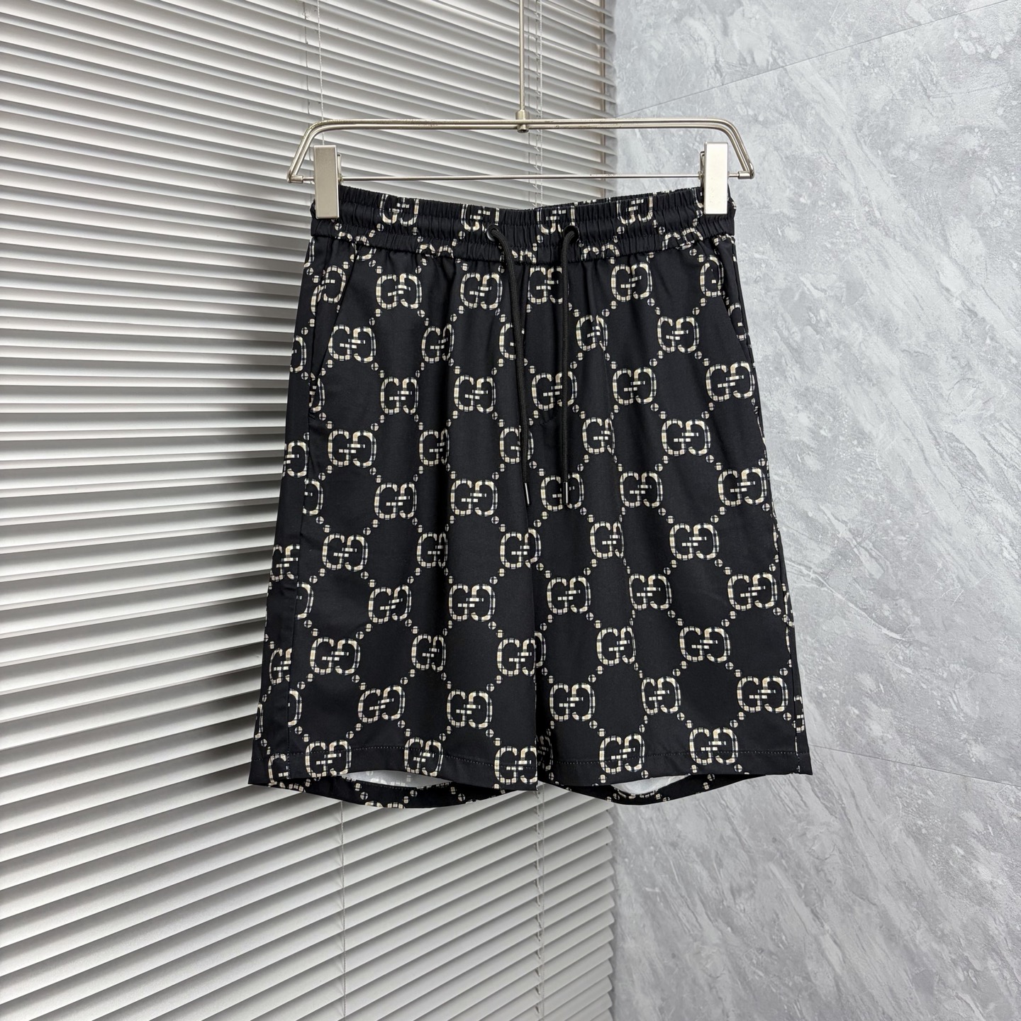 NO:917419,Gucci 2026ss summer new original counter casual shorts, luxury classic brand original LOGO accessories, counter best-selling model. Very comfortable to wear, low-key yet luxurious, very classy to wear. Needless to say the trousers style and tailoring. The upper body is exquisite and high-end, first-class and top-quality materials. Really palace-level casual pants. The cotton of Turkey is of outstanding quality. After heavy washing, the pants are very soft!  Don't be picky. The upper body is absolutely stylish and extremely luxurious. Please state your height and weight when placing an order for sizes M-3XL.,,shorts,19860909古奇 2026ss夏季新款原单专柜休闲短裤,奢华经典品牌原版LOGO配饰 专柜热销款 身穿着非常舒适 低调不失奢华 穿出去非常有档次 裤型款式和裁剪亦无需多言 上身精致跃然高档一等一顶级质料 真正殿堂级的休闲裤 选用土耳其的棉花品质卓然,经过重水洗使得裤子很柔软！不挑人 上身绝对的有型 极度奢华. 尺码M-3XL下单报身高体重.,,shorts,,Men's clothing