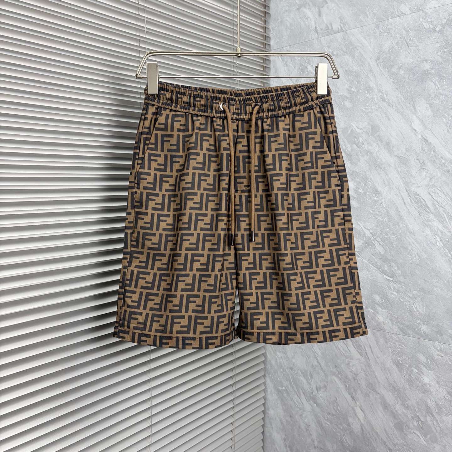NO:917421,Fendi 2026ss summer new original counter casual shorts, luxury classic brand original LOGO accessories, counter best-selling style, very comfortable to wear, low-key yet luxurious, very classy to wear. Needless to say the trousers style and tailoring, the upper body is exquisite and high-end, first-class and top-quality materials. Really palace-level casual pants. The cotton of Turkey is of outstanding quality. After heavy washing, the pants are very soft!  Don't be picky, the upper body is absolutely stylish and extremely luxurious. Please quote your height and weight when ordering sizes M-3XL.,,fendi,shorts,19860909芬迪 2026ss夏季新款原单专柜休闲短裤,奢华经典品牌原版LOGO配饰 专柜热销款 身穿着非常舒适 低调不失奢华 穿出去非常有档次 裤型款式和裁剪亦无需多言 上身精致跃然高档一等一顶级质料 真正殿堂级的休闲裤 选用土耳其的棉花品质卓然,经过重水洗使得裤子很柔软！不挑人 上身绝对的有型 极度奢华. 尺码M-3XL下单报身高体重.,,fendi,shorts,,Men's clothing