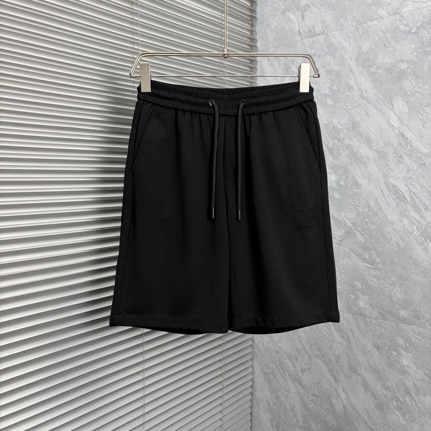 NO:917423,Loewe 2026ss summer new original counter casual shorts, luxury classic brand original LOGO accessories, counter best-selling model, very comfortable to wear, low-key yet luxurious, very classy to wear. Needless to say, the trousers style and tailoring. The upper body is exquisite and high-end, first-class and top-quality materials. Really palace-level casual trousers. The cotton of Turkey is of outstanding quality. After heavy washing, the pants are very soft!  Don't be picky, the upper body is absolutely stylish and extremely luxurious. Please quote your height and weight when ordering sizes M-3XL.,,loewe,shorts,19860909罗意威 2026ss夏季新款原单专柜休闲短裤,奢华经典品牌原版LOGO配饰 专柜热销款 身穿着非常舒适 低调不失奢华 穿出去非常有档次 裤型款式和裁剪亦无需多言 上身精致跃然高档一等一顶级质料 真正殿堂级的休闲裤 选用土耳其的棉花品质卓然,经过重水洗使得裤子很柔软！不挑人 上身绝对的有型 极度奢华. 尺码M-3XL下单报身高体重.,,loewe,shorts,,Men's clothing