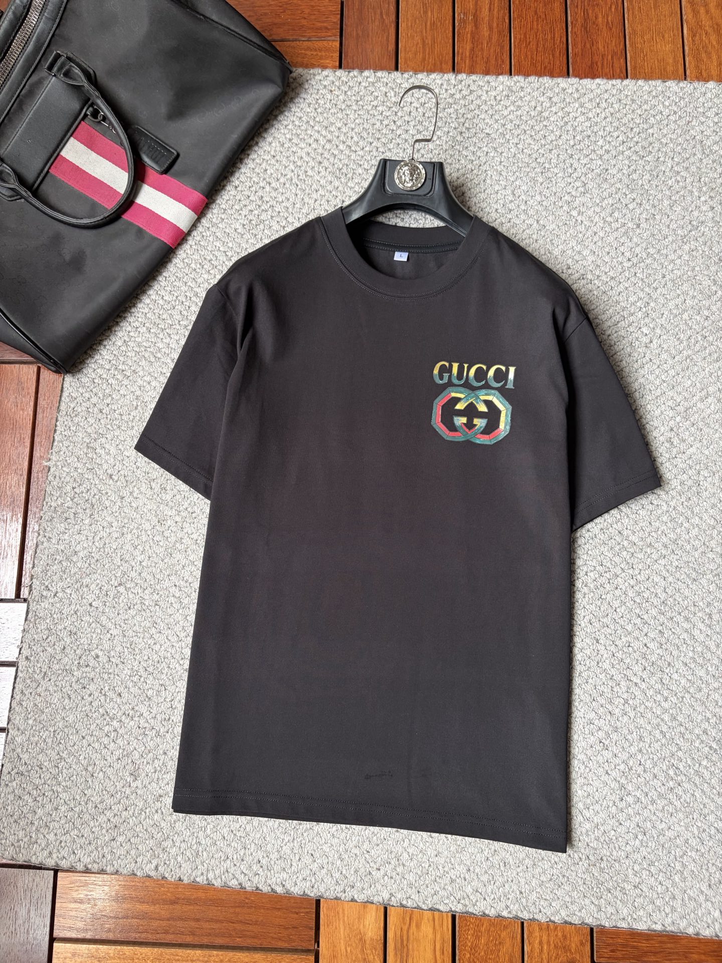 NO:918735,Gucci 2026ss spring and summer high-quality pure cotton short-sleeved T-shirt, top original order quality, the latest technology requirements, top orders require sewing work, super easy to match, top customization, with the whole detail, the quality and tailoring design are first-class, customized imported pure cotton fabric!  Full of style, the color is light and versatile. M-4XL, please state your height and weight when placing an order, T-shirt, tees, t-shirt,19860909古奇 2026ss春夏高品质纯棉短袖T恤,顶级原单品质,当下最新工艺要求,顶级订单要求车线做工,超级好搭配,顶级定制,搭配整件细节 ,品质及剪裁设计都堪称一流,定制进口纯棉面料！型格十足,配色轻熟百搭.M-4XL,下单报身高体重,,T-shirt,tees，t-shirt,,Men's clothing