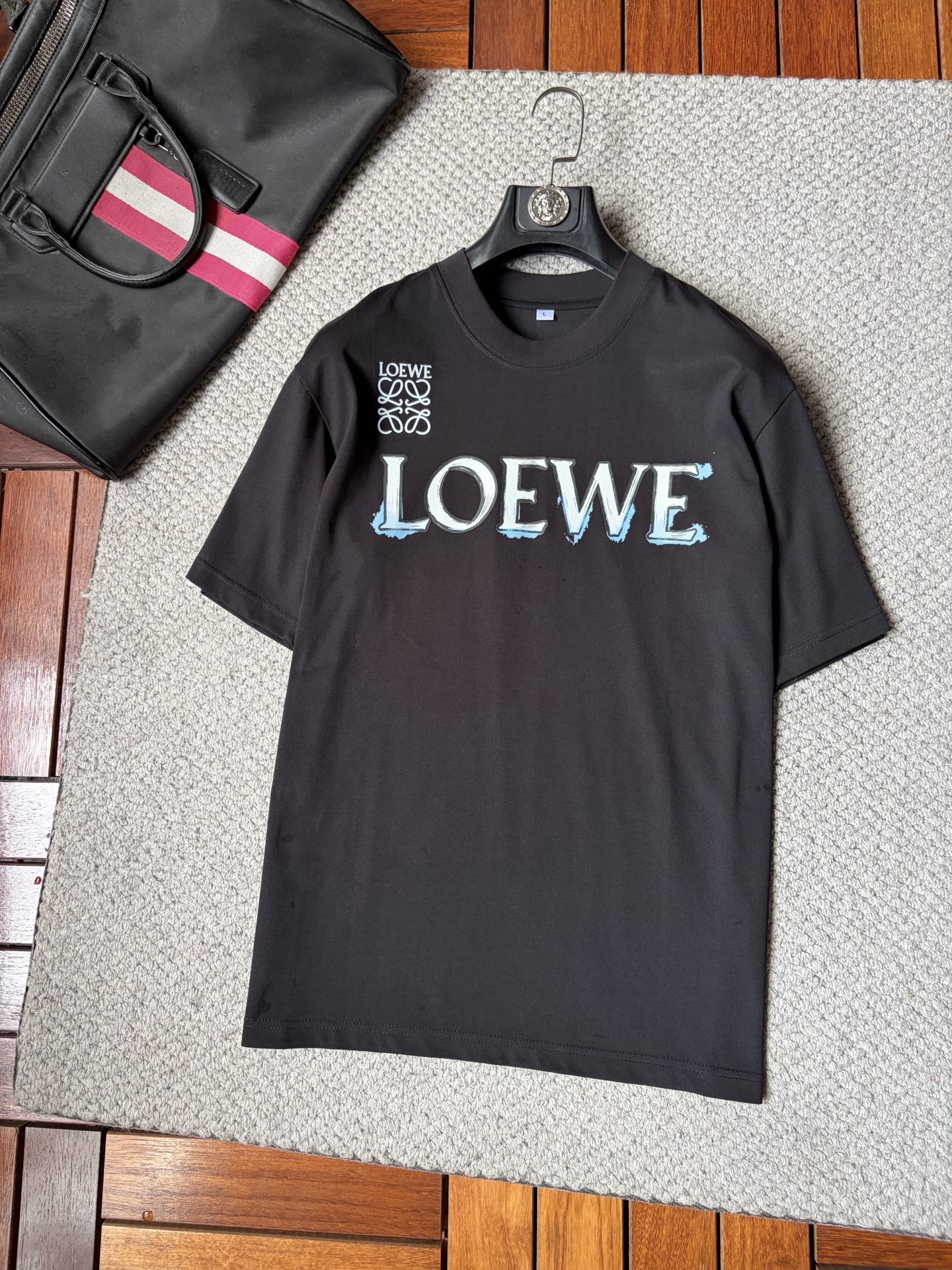 NO:918741,Luo Yiwei 2026ss spring and summer high-quality pure cotton short-sleeved T-shirt, top original order quality, the latest technology requirements, top orders require sewing work, super easy to match, top customization, with the whole details, the quality and tailoring design are first-class, customized imported pure cotton fabric!  Full of style, the color is light and versatile. M-4XL, please state your height and weight when placing an order, loewe, T-shirt, tees, t-shirt,19860909罗意威 2026ss春夏高品质纯棉短袖T恤,顶级原单品质,当下最新工艺要求,顶级订单要求车线做工,超级好搭配,顶级定制,搭配整件细节 ,品质及剪裁设计都堪称一流,定制进口纯棉面料！型格十足,配色轻熟百搭.M-4XL,下单报身高体重,,loewe,T-shirt,tees，t-shirt,,Men's clothing
