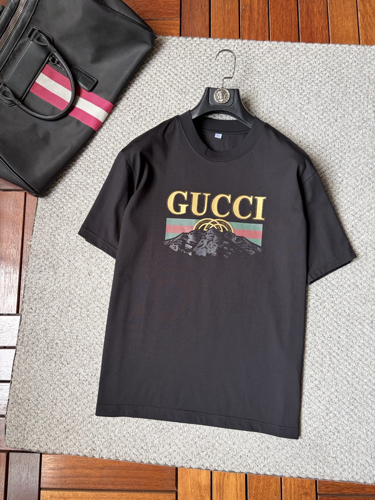 NO:918743,Gucci 2026ss spring and summer high-quality pure cotton short-sleeved T-shirt, top original order quality, the latest technology requirements, top orders require sewing work, super easy to match, top customization, with the whole detail, the quality and tailoring design are first-class, customized imported pure cotton fabric!  Full of style, the color is light and versatile. M-4XL, please state your height and weight when placing an order, T-shirt, tees, t-shirt,19860909古奇 2026ss春夏高品质纯棉短袖T恤,顶级原单品质,当下最新工艺要求,顶级订单要求车线做工,超级好搭配,顶级定制,搭配整件细节 ,品质及剪裁设计都堪称一流,定制进口纯棉面料！型格十足,配色轻熟百搭.M-4XL,下单报身高体重,,T-shirt,tees，t-shirt,,Men's clothing